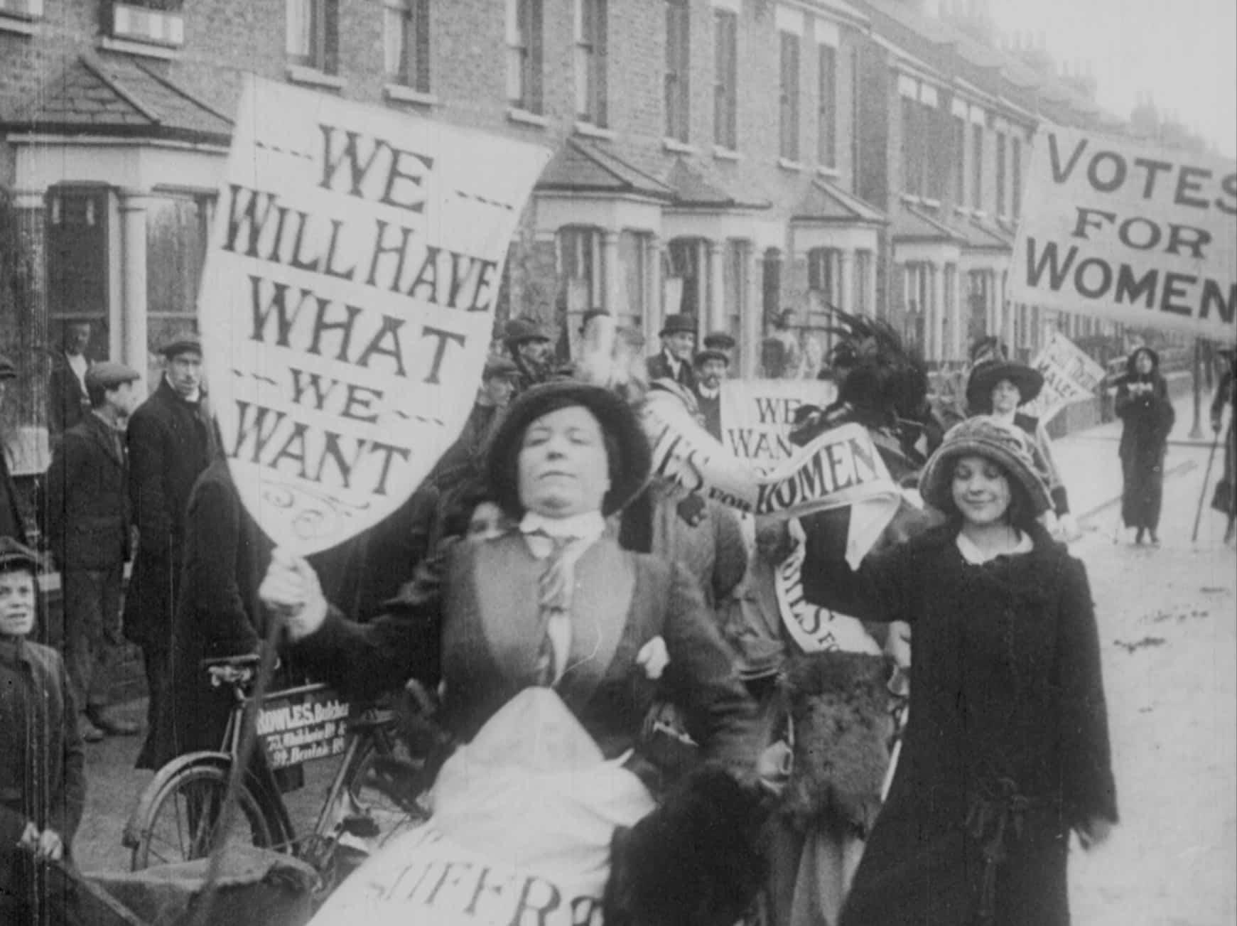 Il movimento delle suffragette nacque formalmente nel Regno Unito nel 1869, ma presto si diffuse anche in Italia grazie al lavoro delle associazioni femminili.