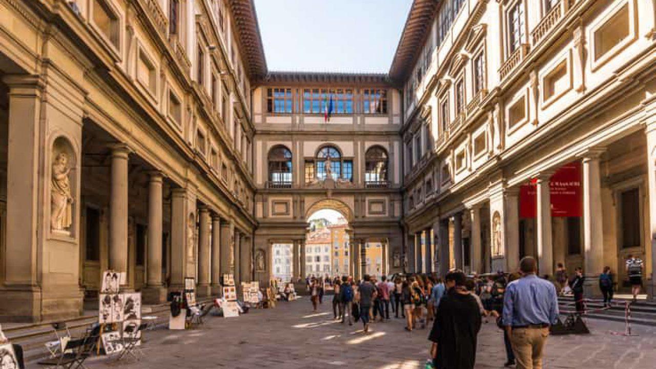 Visita gli Uffizi per ammirare le opere di Artemisia Gentileschi. 