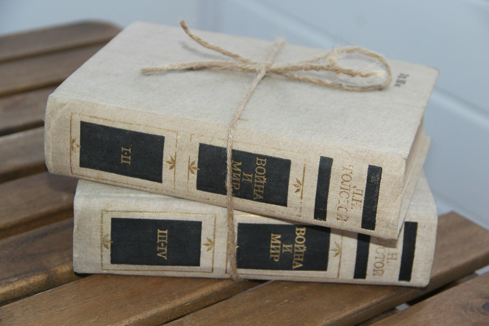 Un'edizione in lingua originale del libro Guerra e Pace di Tolstoj.