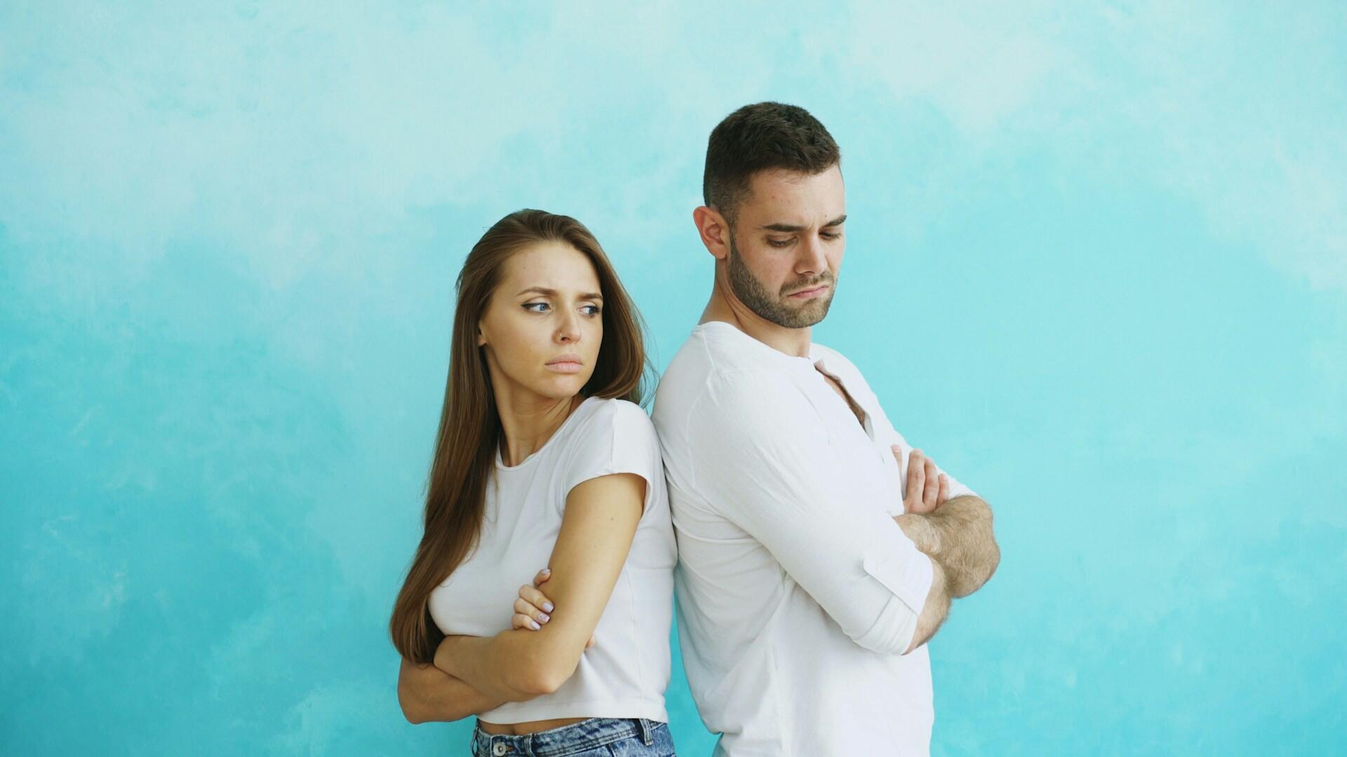 Una coppia che ha l'aria di aver litigato. 