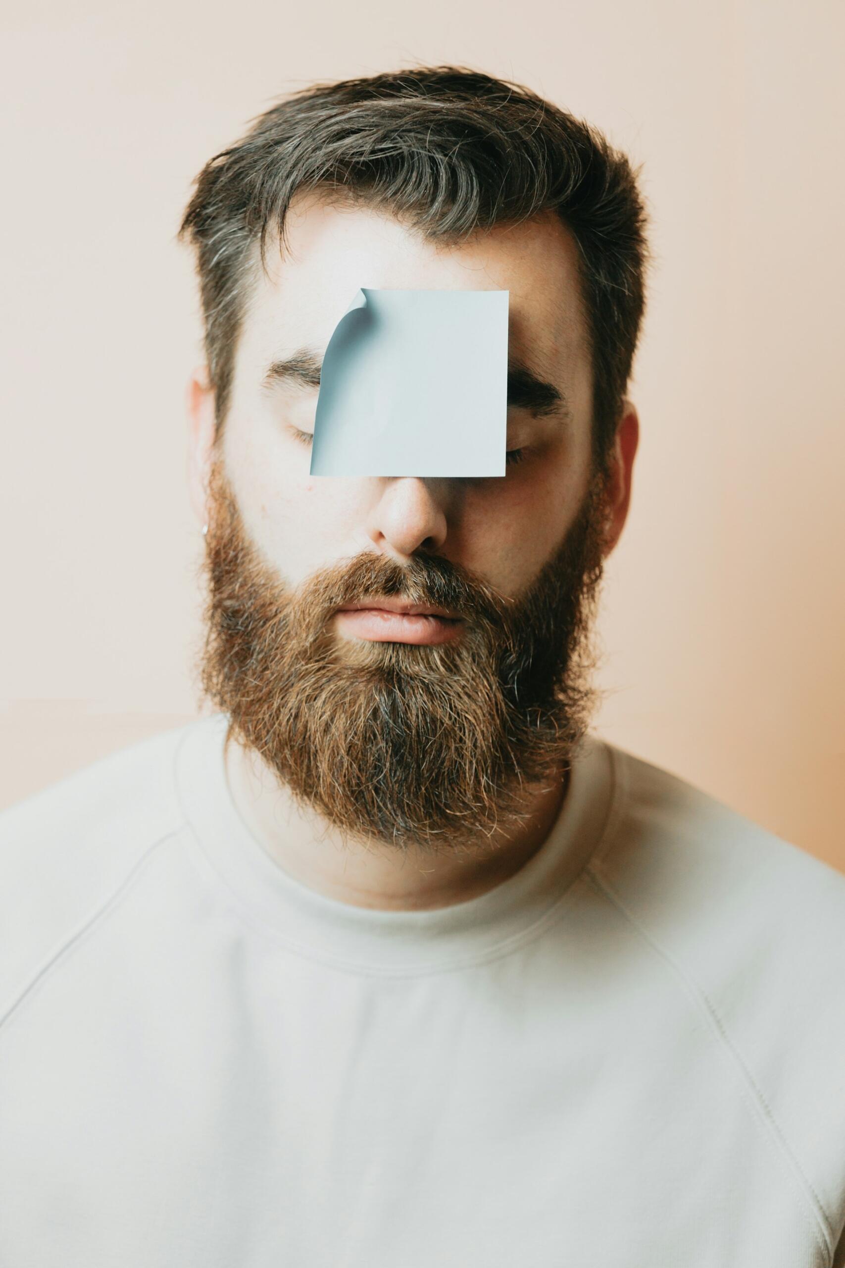 Ragazzo con post-it attaccato alla fronte. 