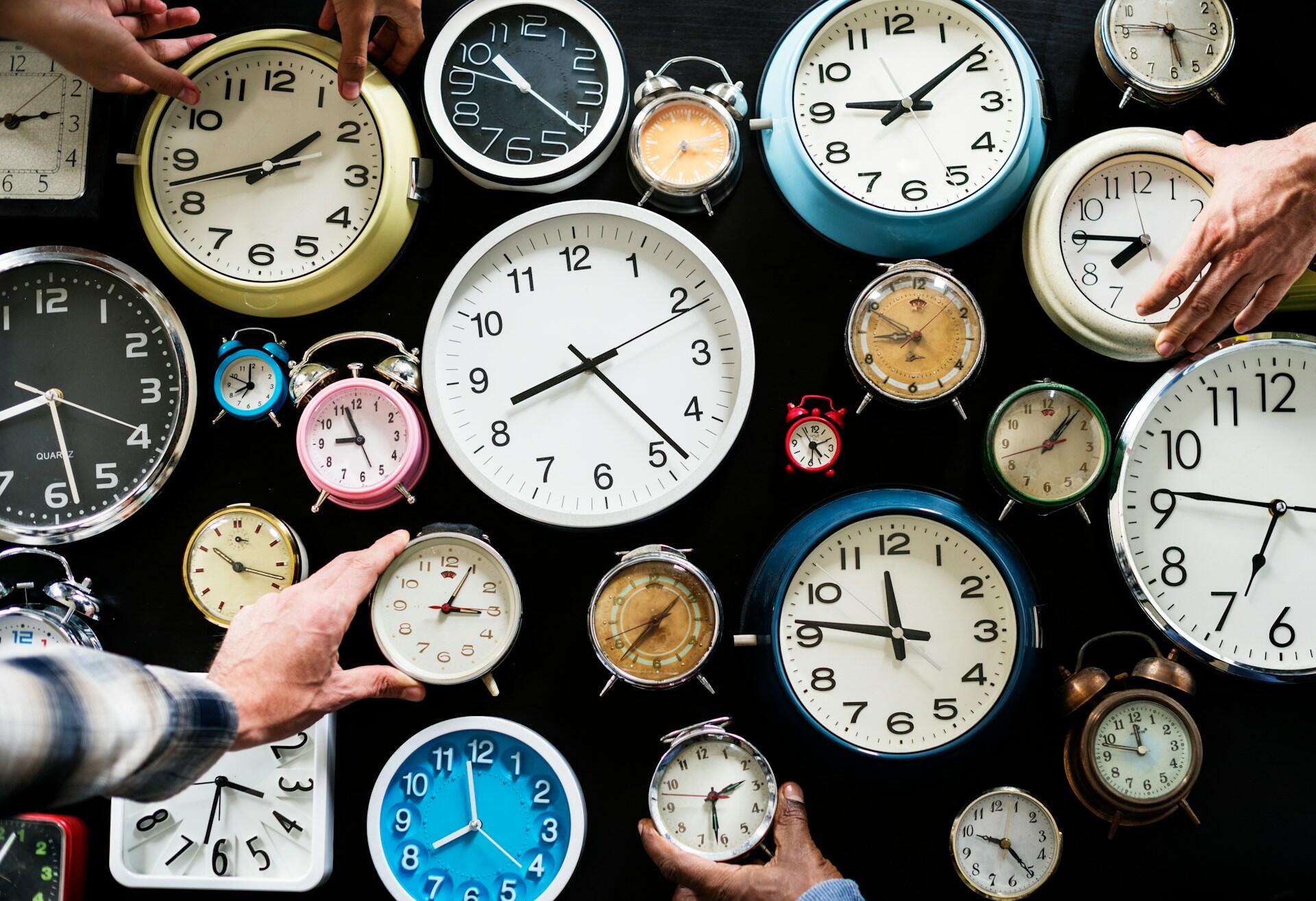 Una serie di orologi a simboleggiare il concetto di tempo. 