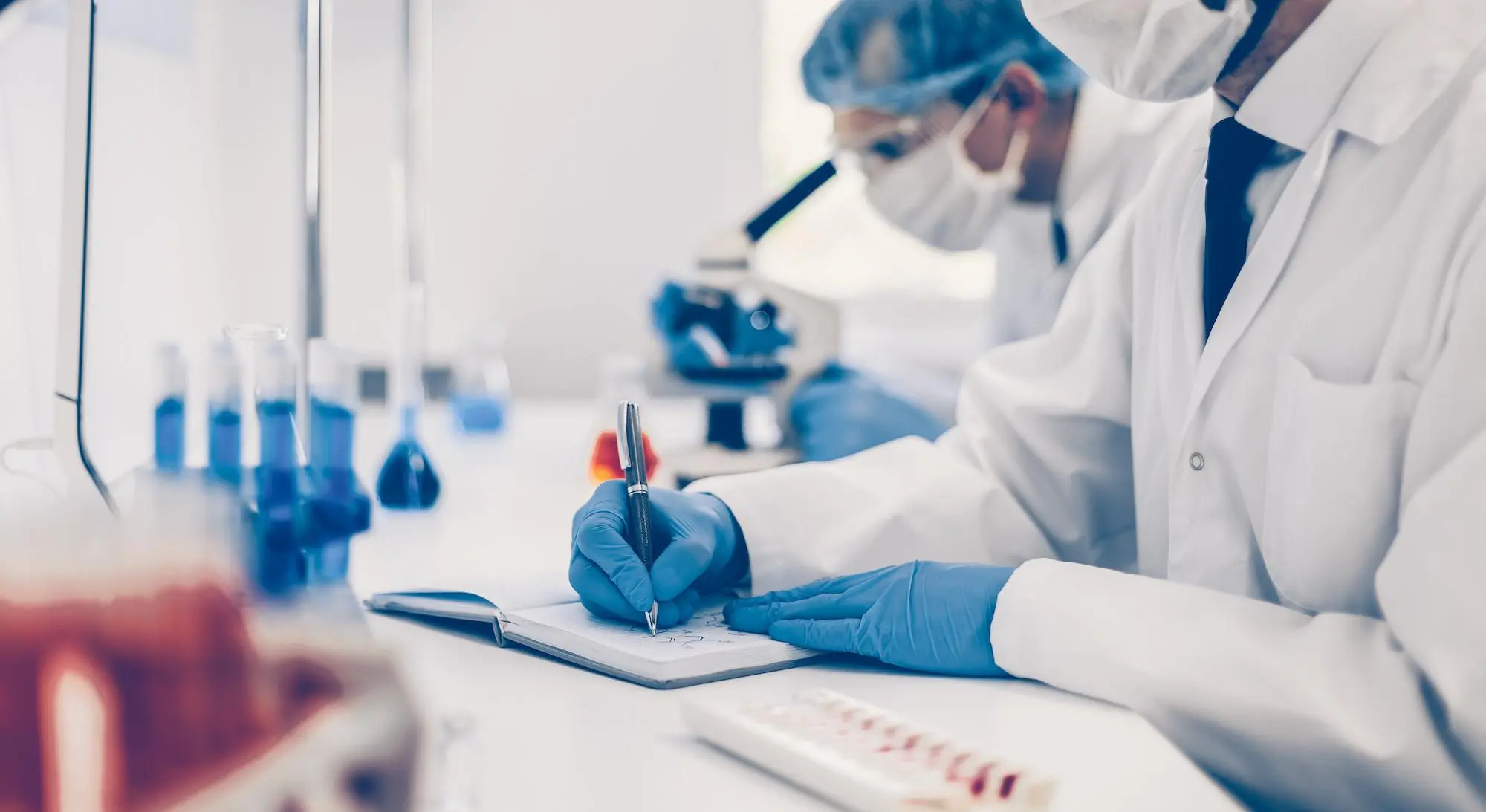 La preparazione ai test per le professioni sanitarie si basa sullo studio di tutte le materie scientifiche di base.