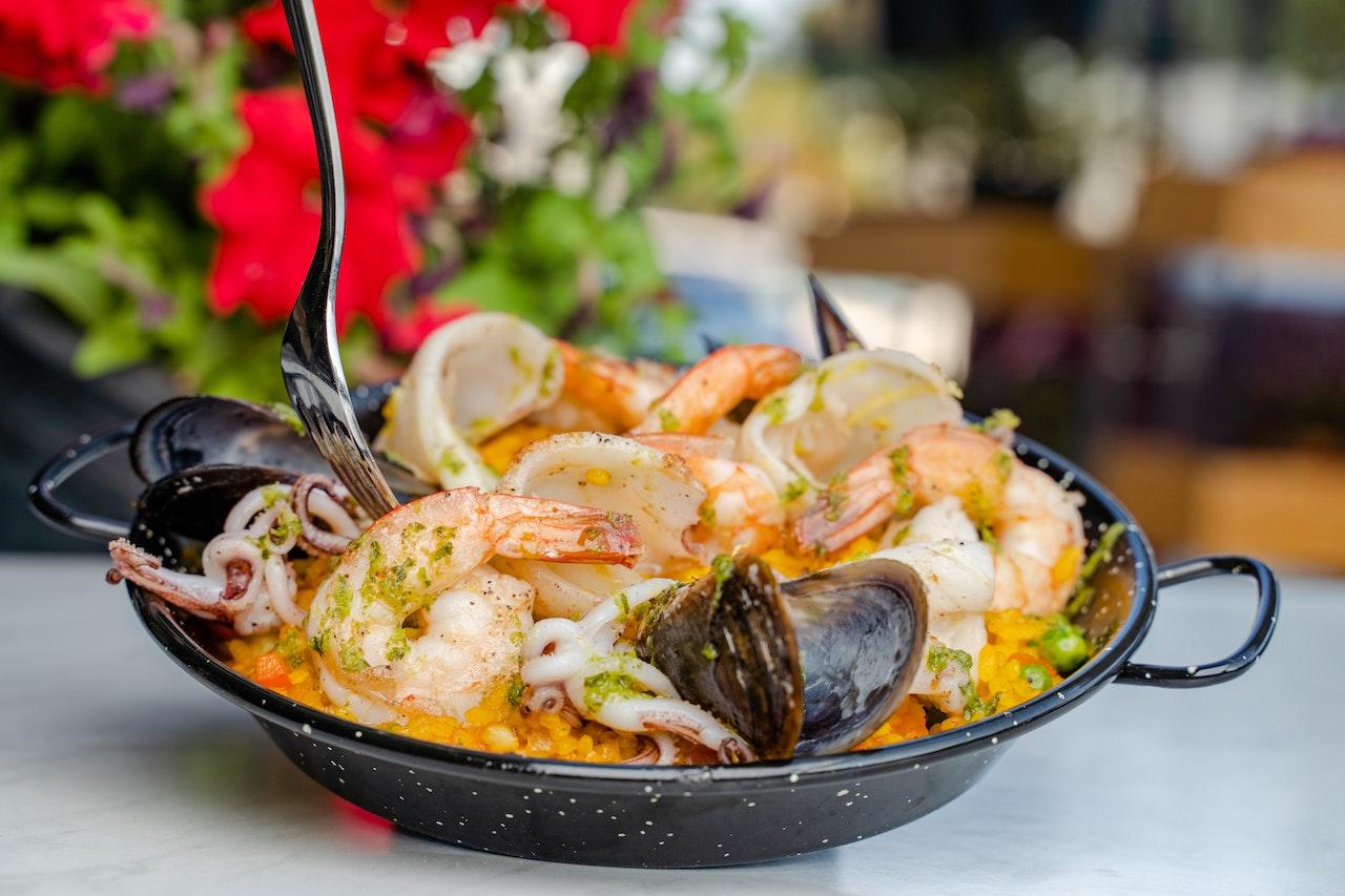 Mangiare la paella è un'esperienza imperdibile!