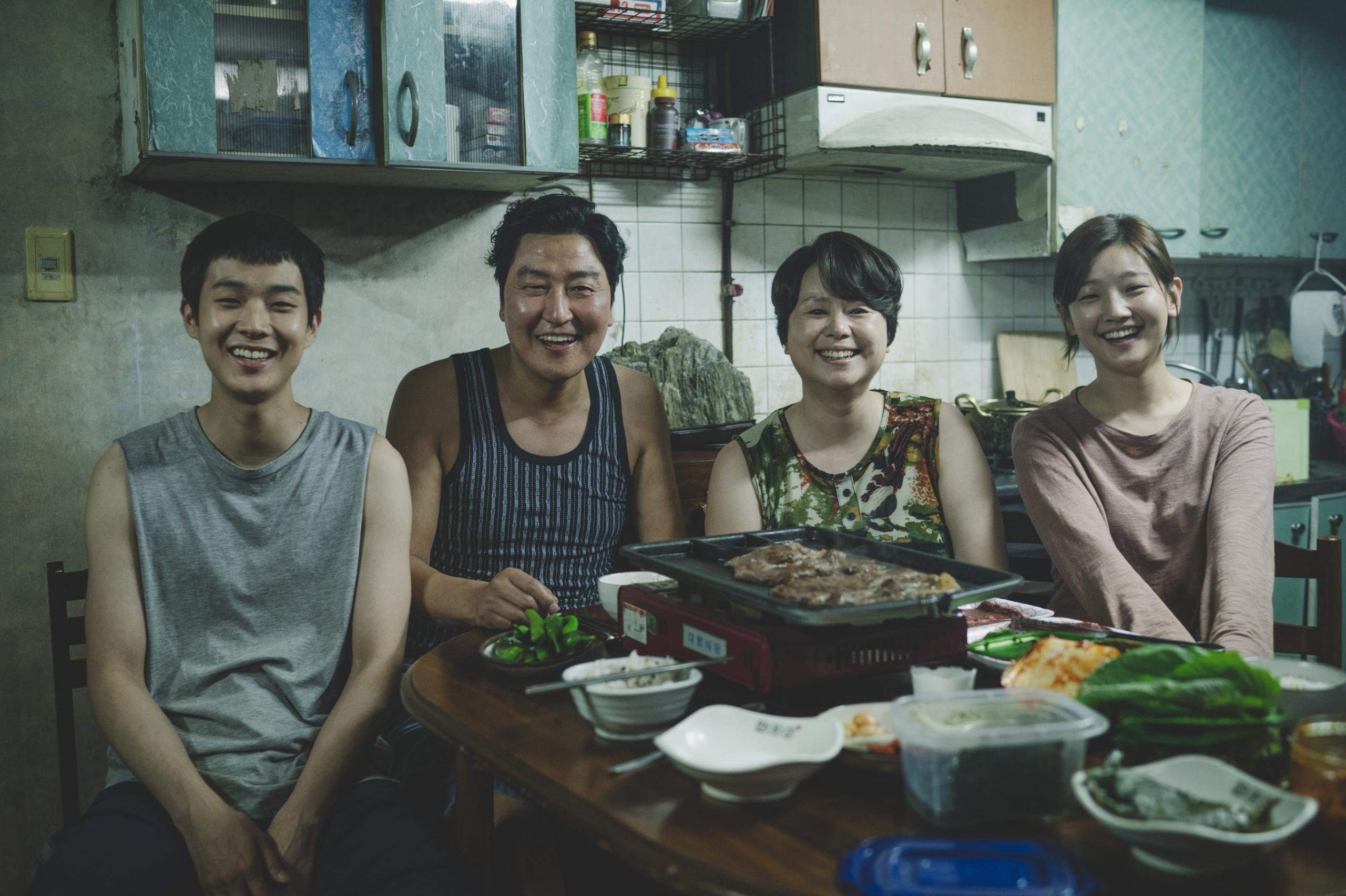 Puoi studiare coreano da autodidatta con i film in coreano. 