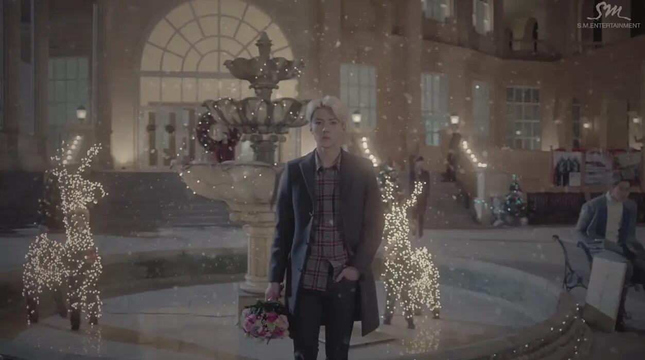 Un frame del video musicale del brano "Miracles in December" del gruppo EXO. 