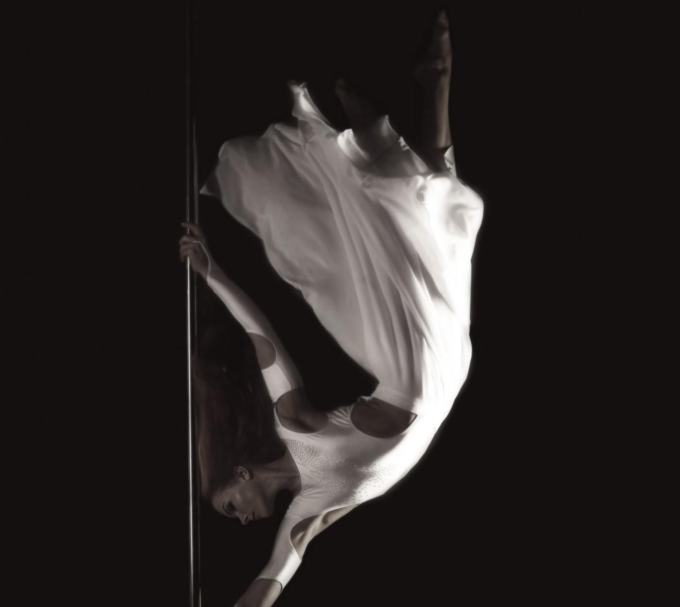 Un allenamento settimanale e costante è fondamentale per progredire nella pole dance.