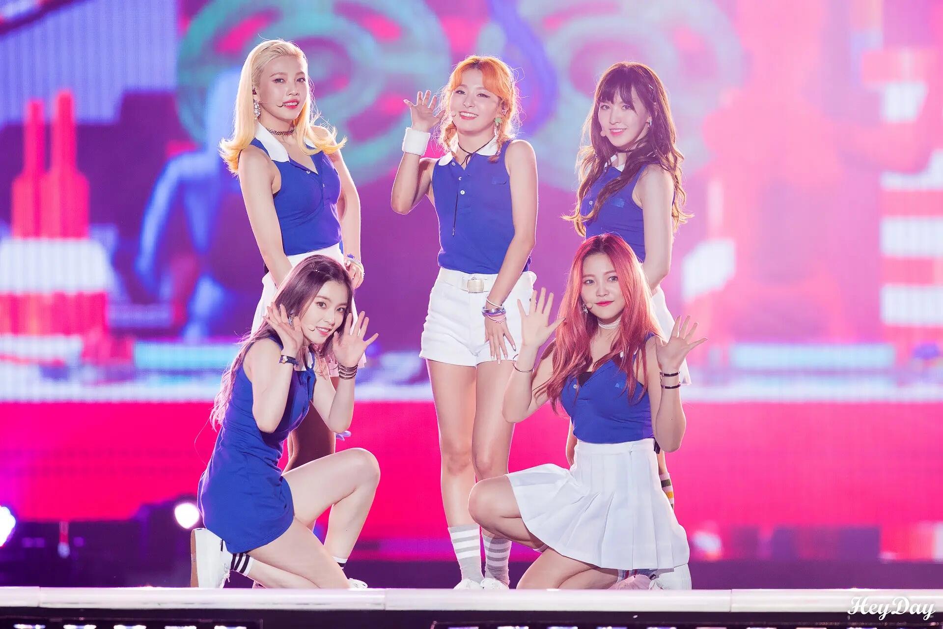 Le membre del gruppo Red Velvet durante un'esibizione. 
