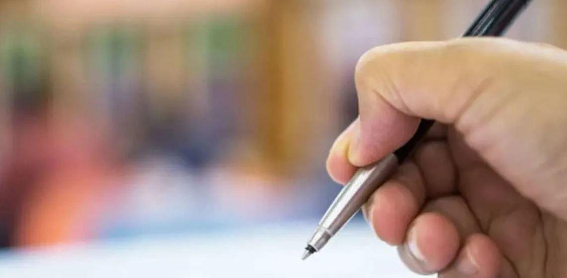 Con le canzoni pratichi, ascolto, comprensione, produzione e anche scrittura se scrivi i testi da solo.