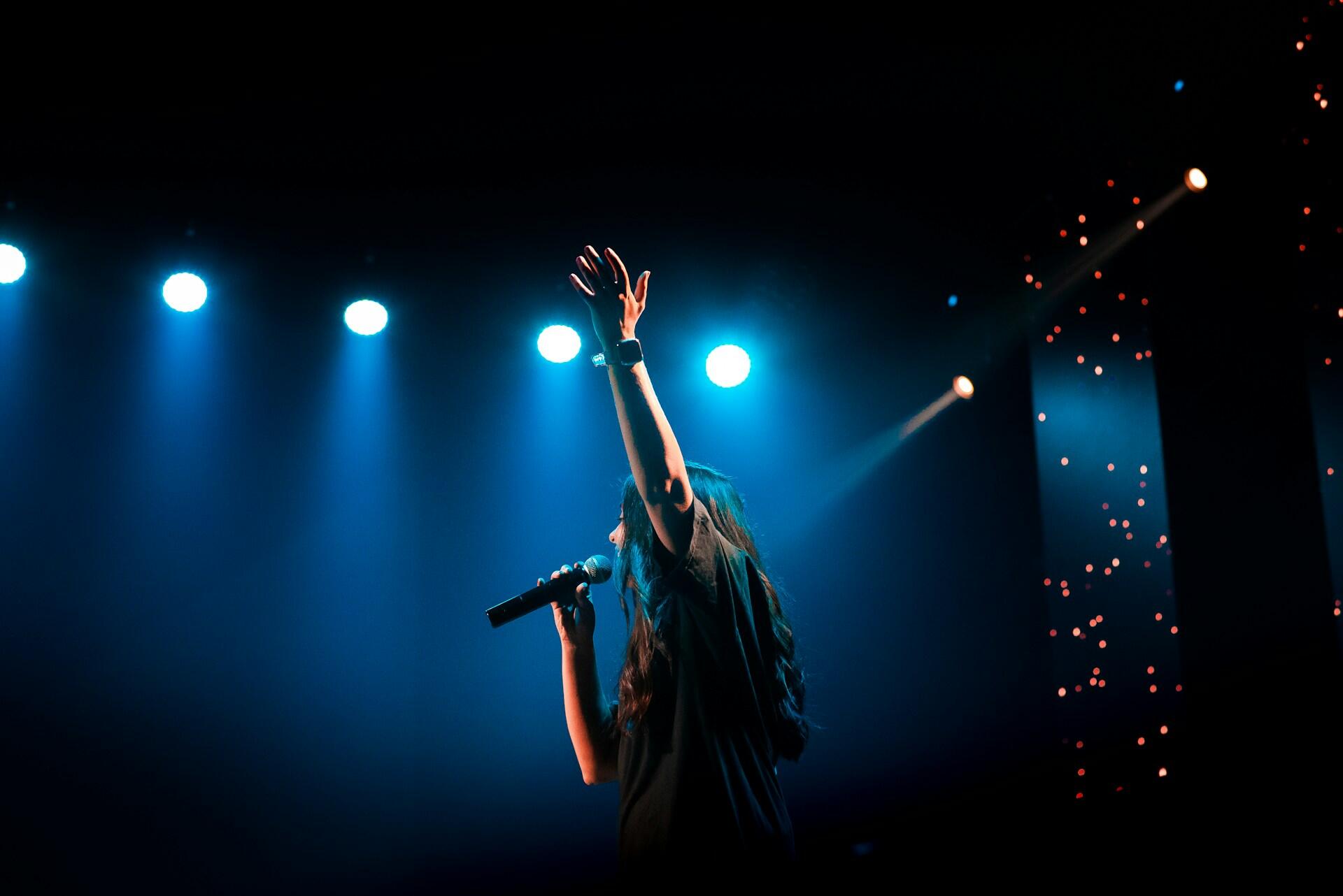 ragazza sul palco con microfono