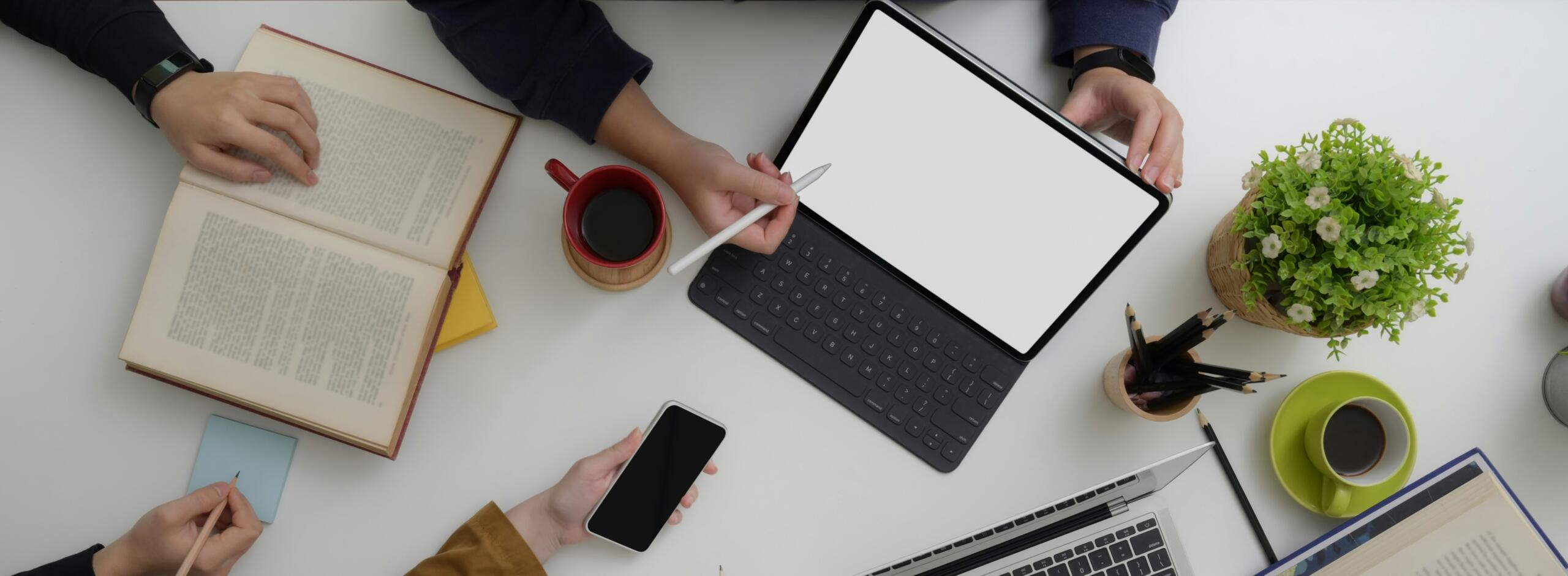 Gruppo di persone attorno al pc.