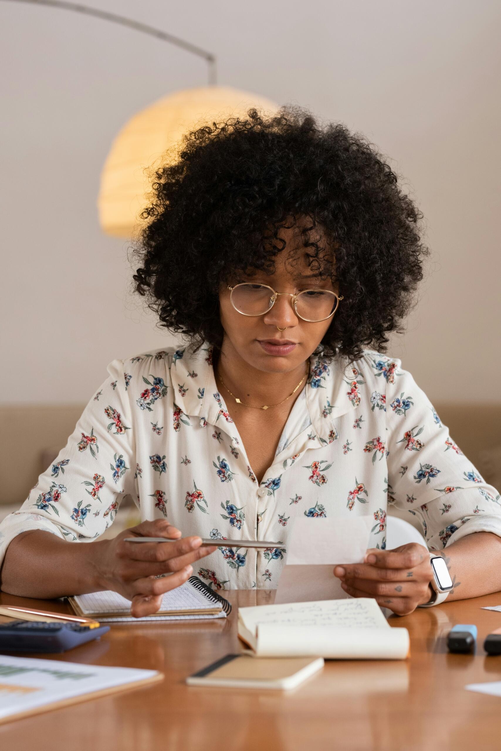 Ragazza legge un foglietto di carta.