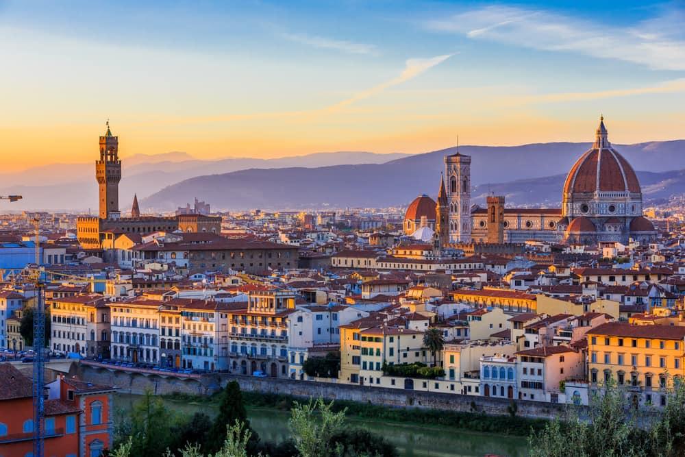 Per insegnare italiano come L2 parti dai tuoi studenti per capire quali titoli e corsi di specializzazione sono necessari, ma non dimenticare di rendere le lezioni coinvolgenti creando un clima di fiducia.