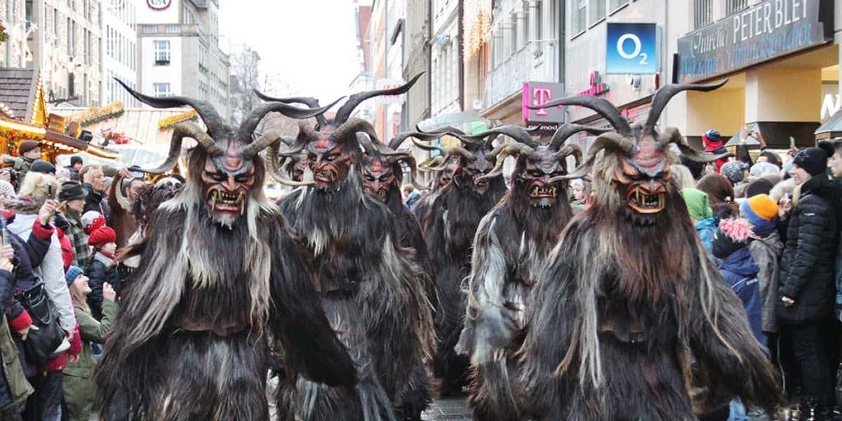 I diavoli del Natale, i Krampus rappresentano l’altra faccia di S. Nicola, protettore dei bambini nei paesi germanofoni.