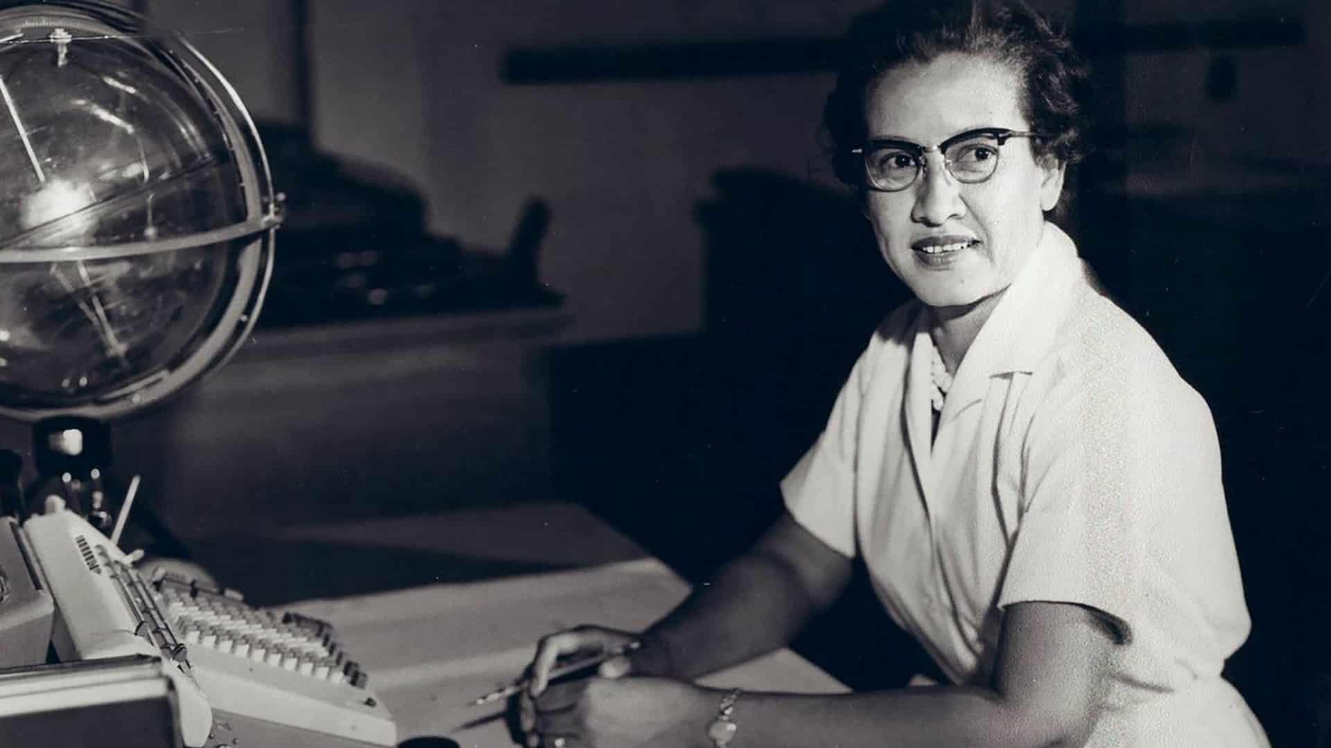 Katherine Johnson fu una matematica afroamericana che partecipò alle missioni sulla Luna calcolando la traiettoria delle navicelle spaziali.