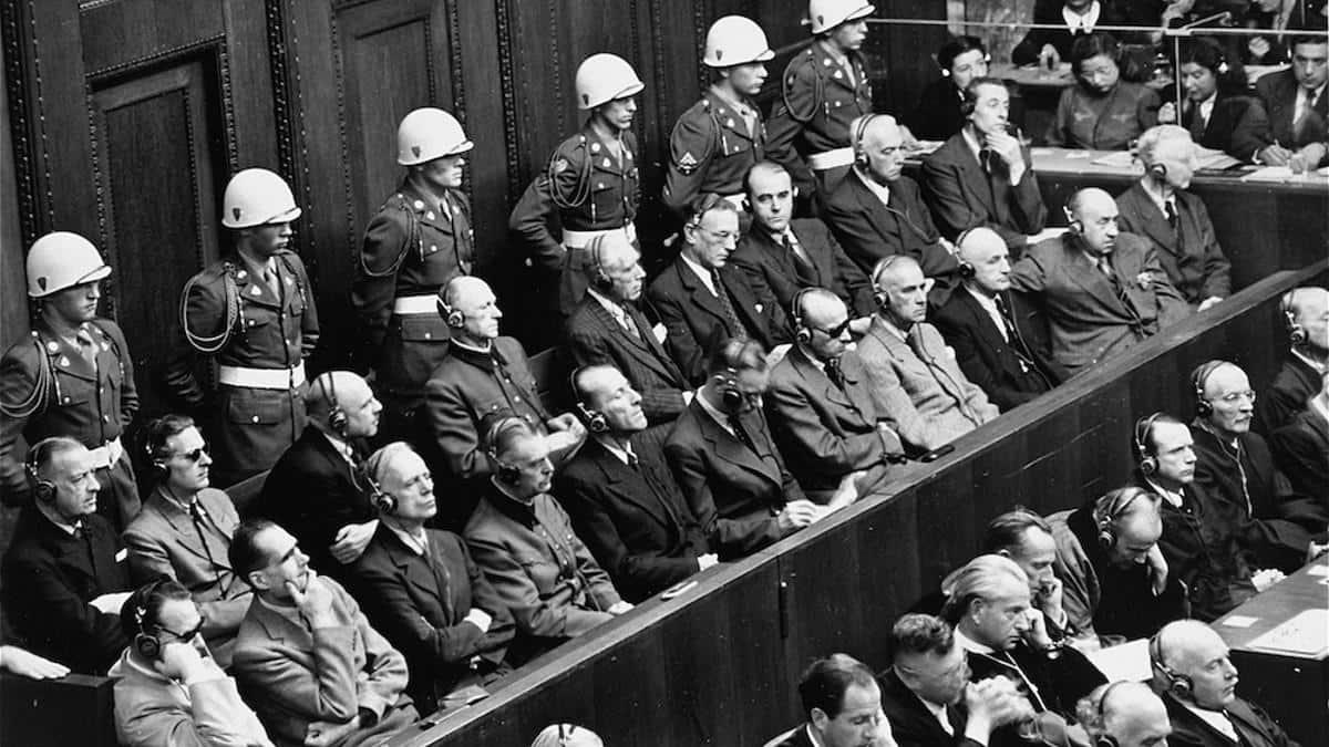 Il processo di Norimberga punisce i capi nazisti per i crimini di guerra, incluso lo sterminio degli Ebrei.