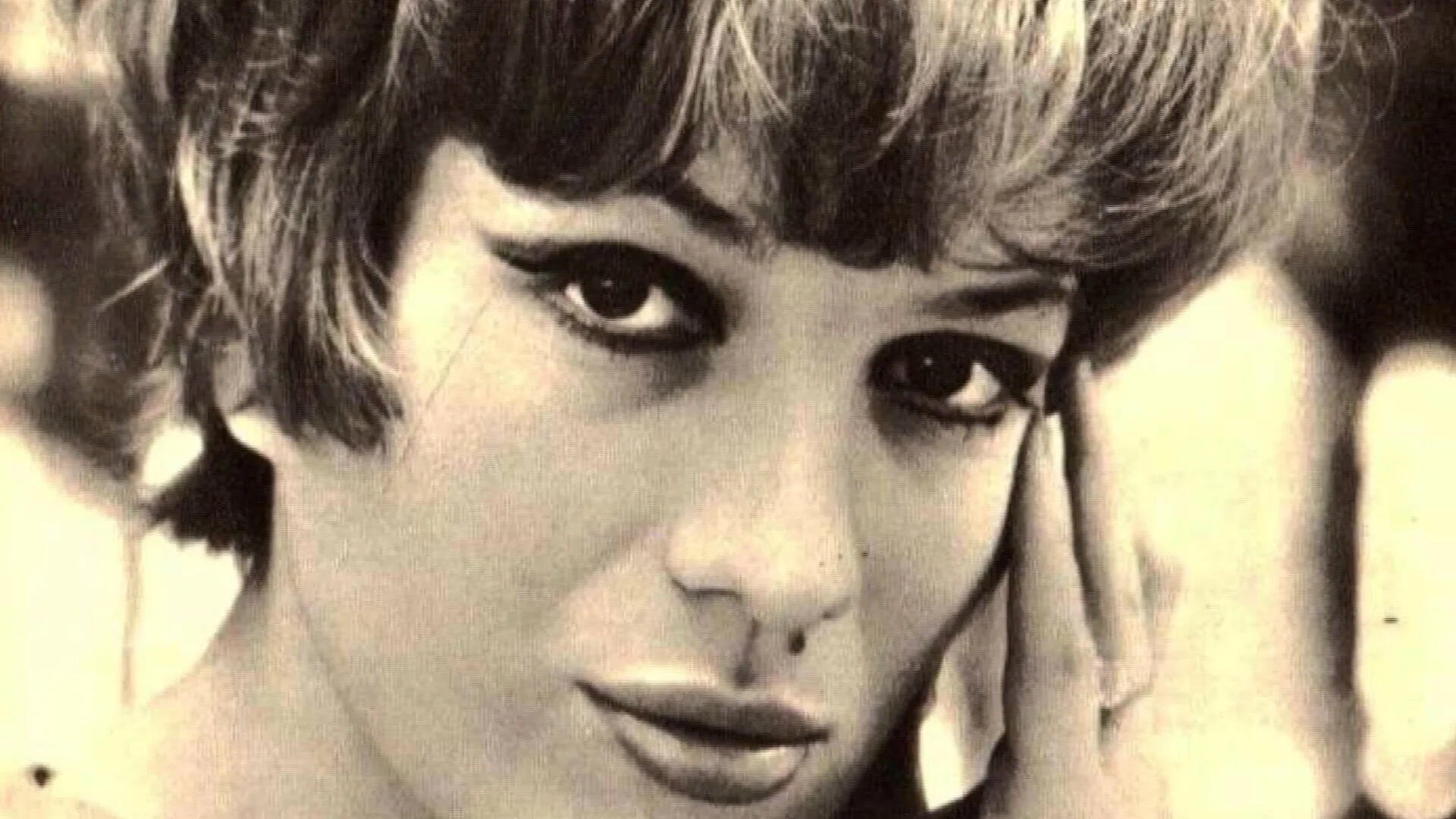 Foto in bianco e nero di una giovane Iva Zanicchi. 