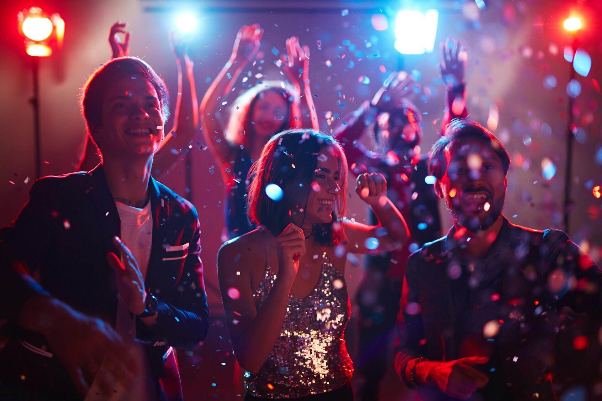 Ragazzi danzano a una festa sulle note di musica da ballare.