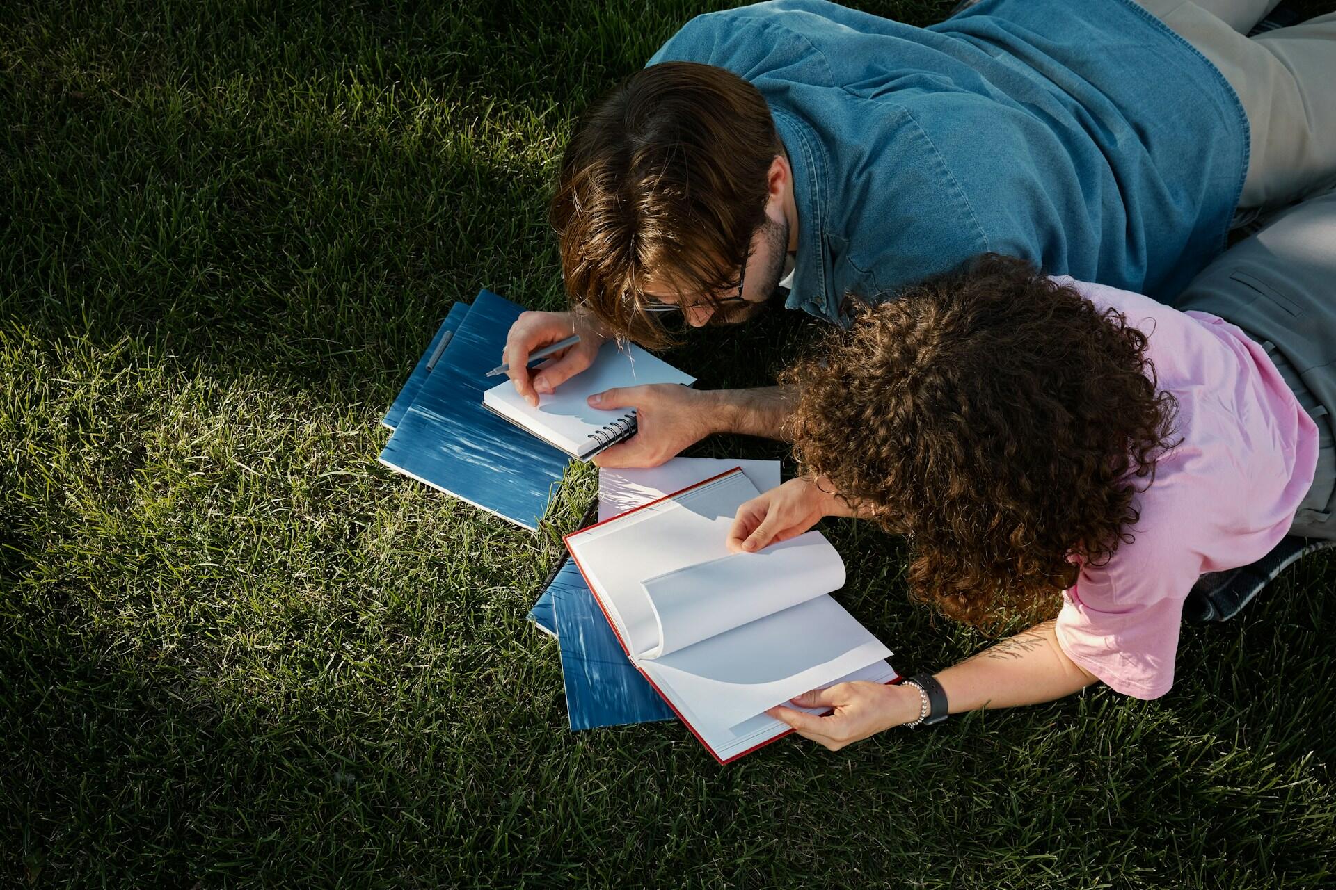 Due ragazzi studiano come riconoscere la dislessia.