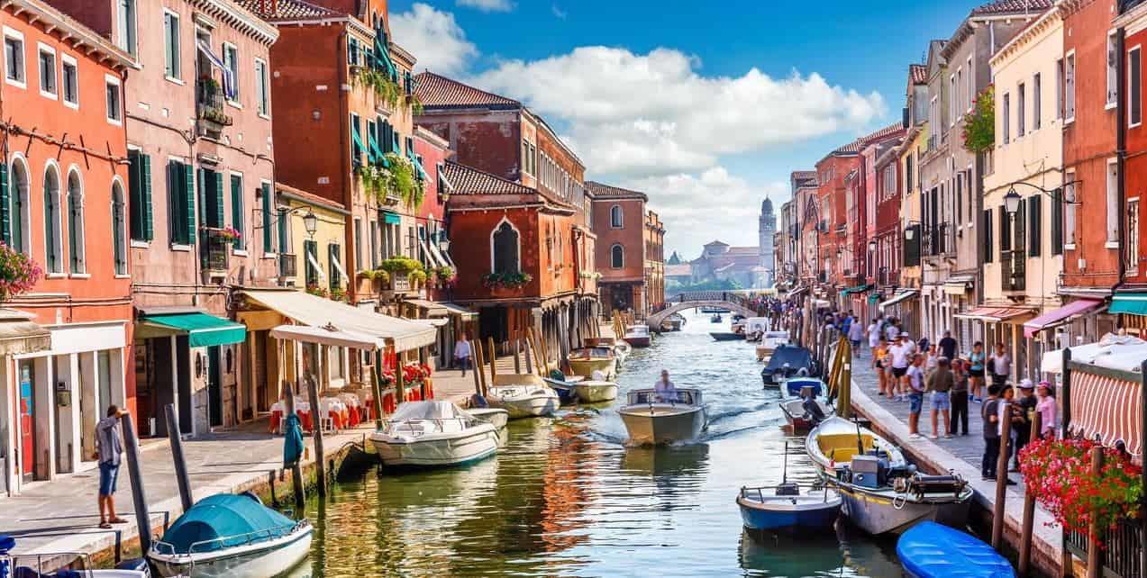 Per imparare l'italiano da solo devi conoscere le regole grammaticali di base, nuove parole legate alla vita quotidiana e al tuo lavoro, comunicare con gli amici.