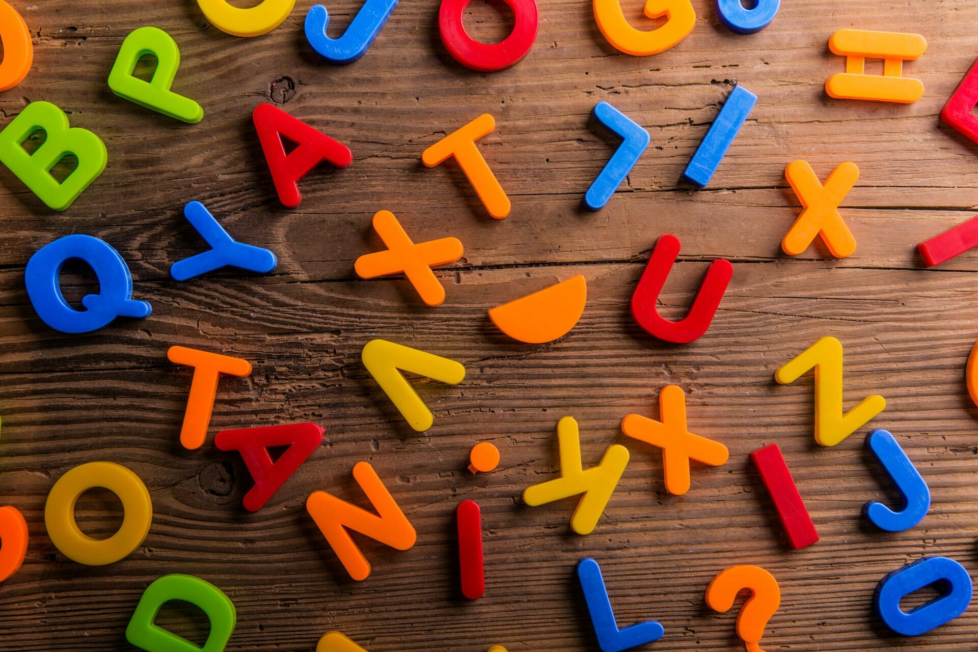 Lettere di plastica utili per affrontare la dislessia a scuola.