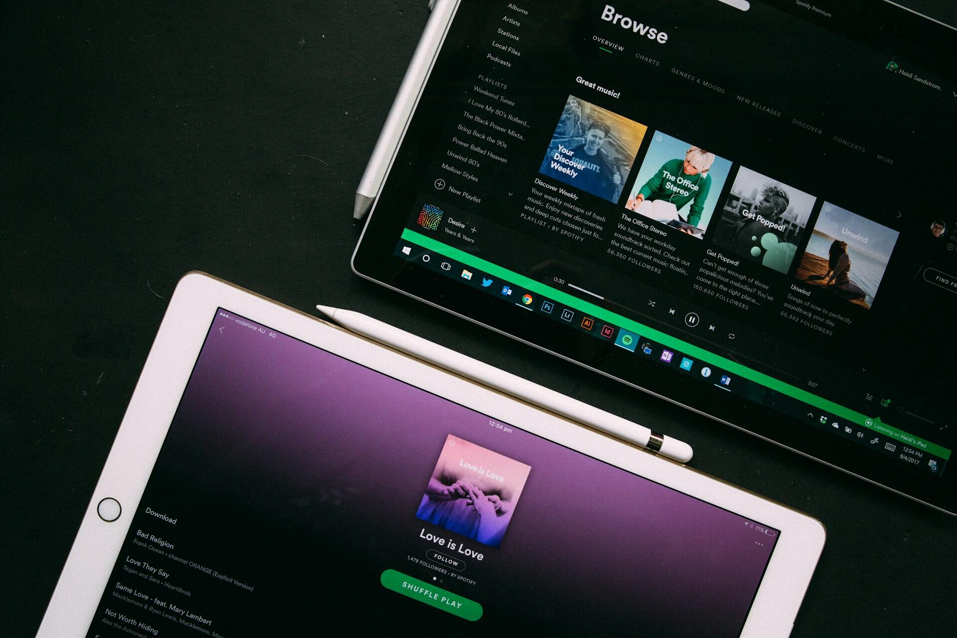 Dispositivi con playlist di canzoni da ballare.