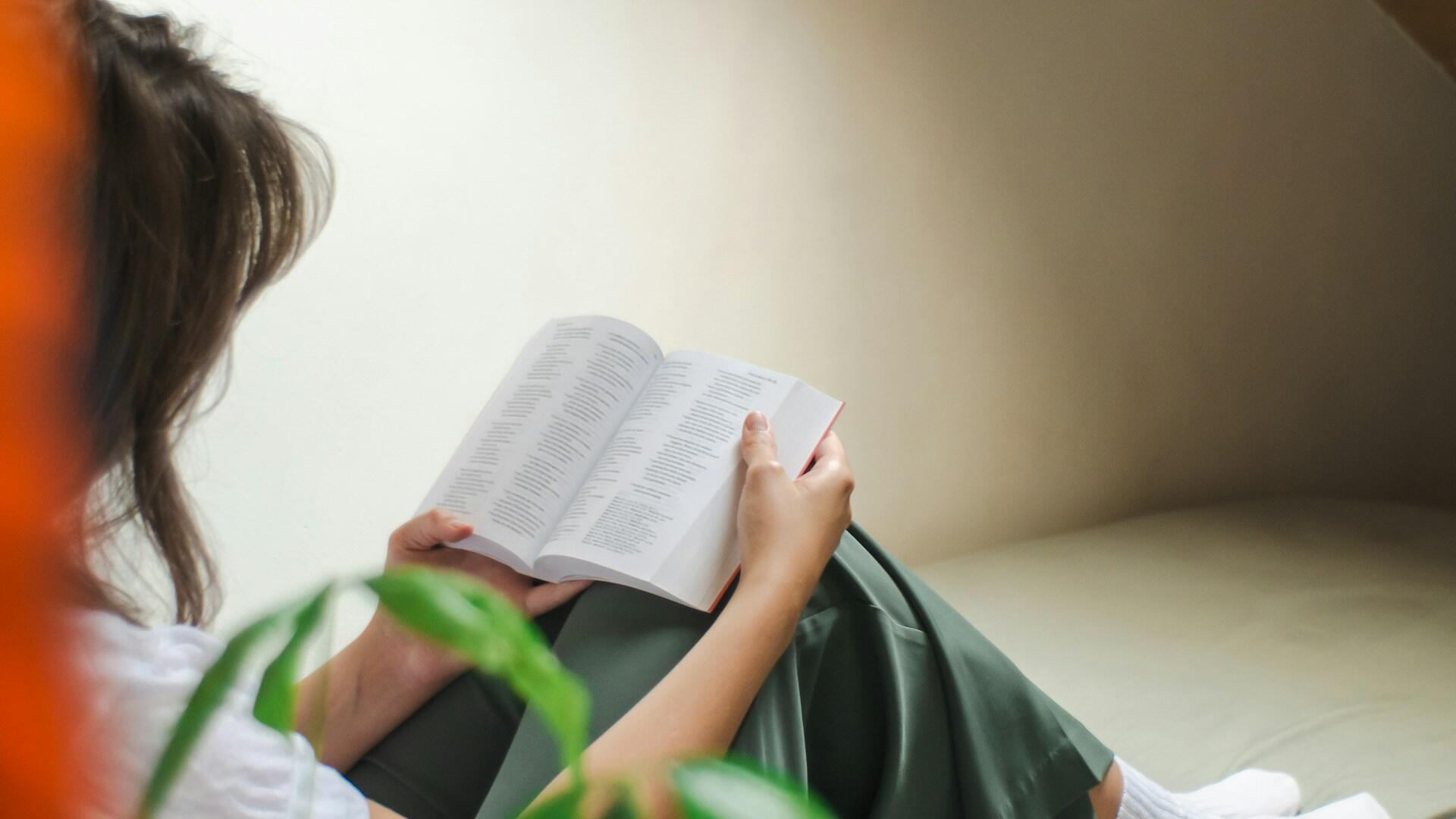ragazza legge un libro, una delle difficoltà dislessici.