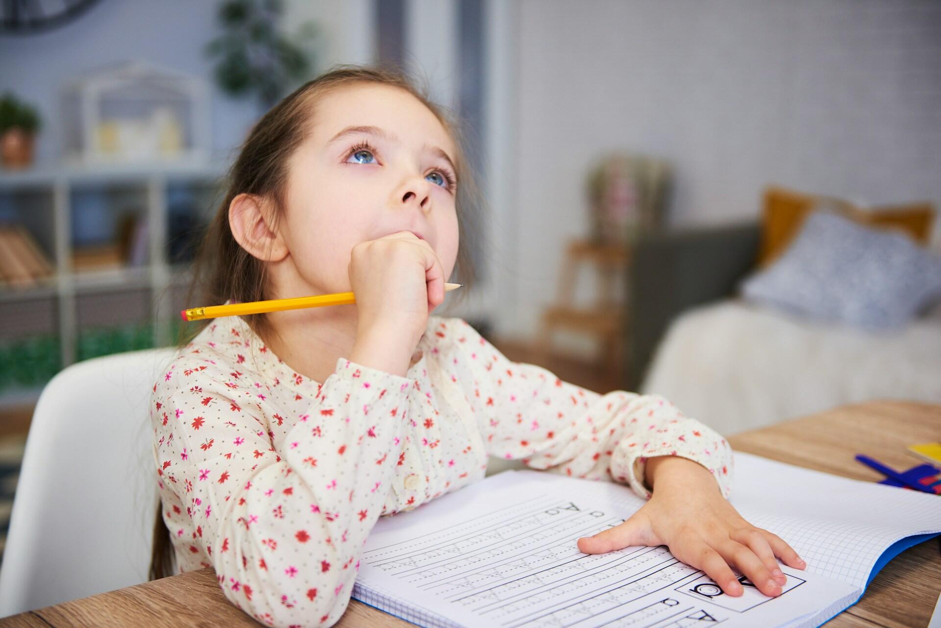 Bambina fa i compiti: come riconoscere la dislessia a scuola?