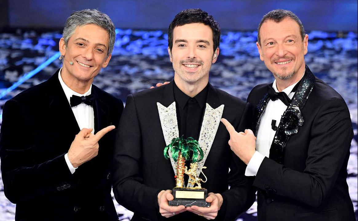 Diodato premiato sul palco di sanremo con Fiorello e Amadeus