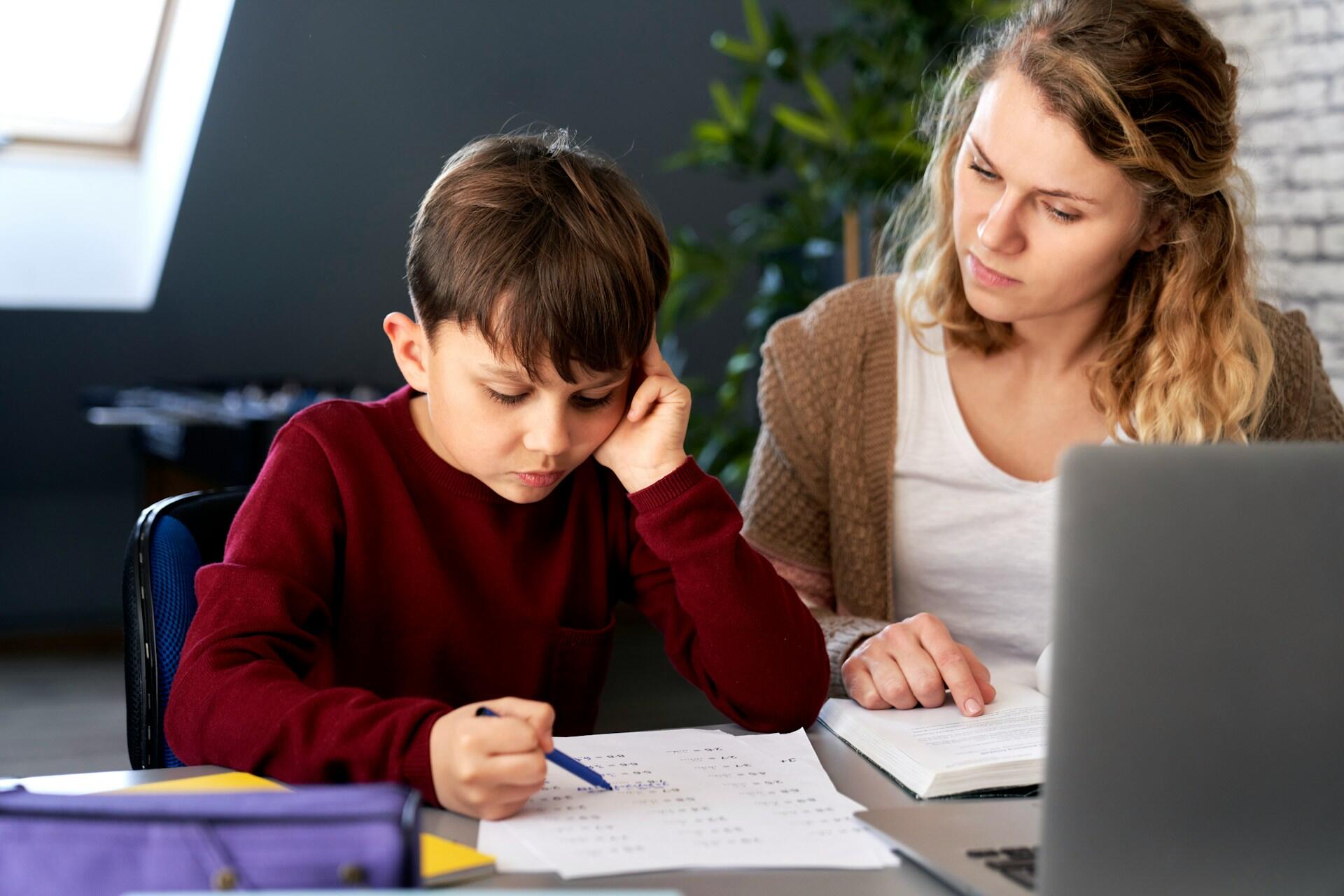 Bambino dislessico a scuola con la sua insegnante.