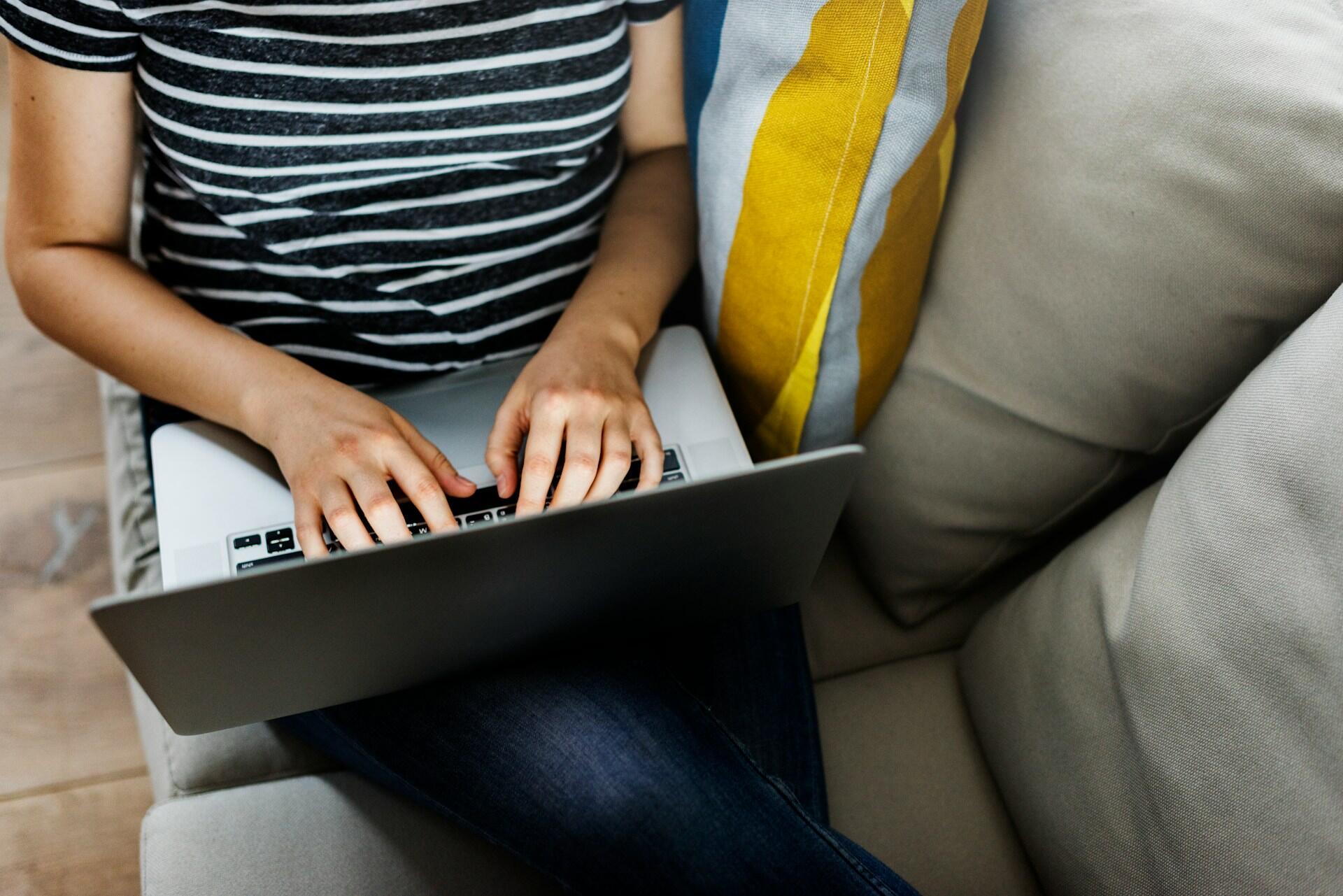 Una ragazza studia come riconoscere la dislessia.