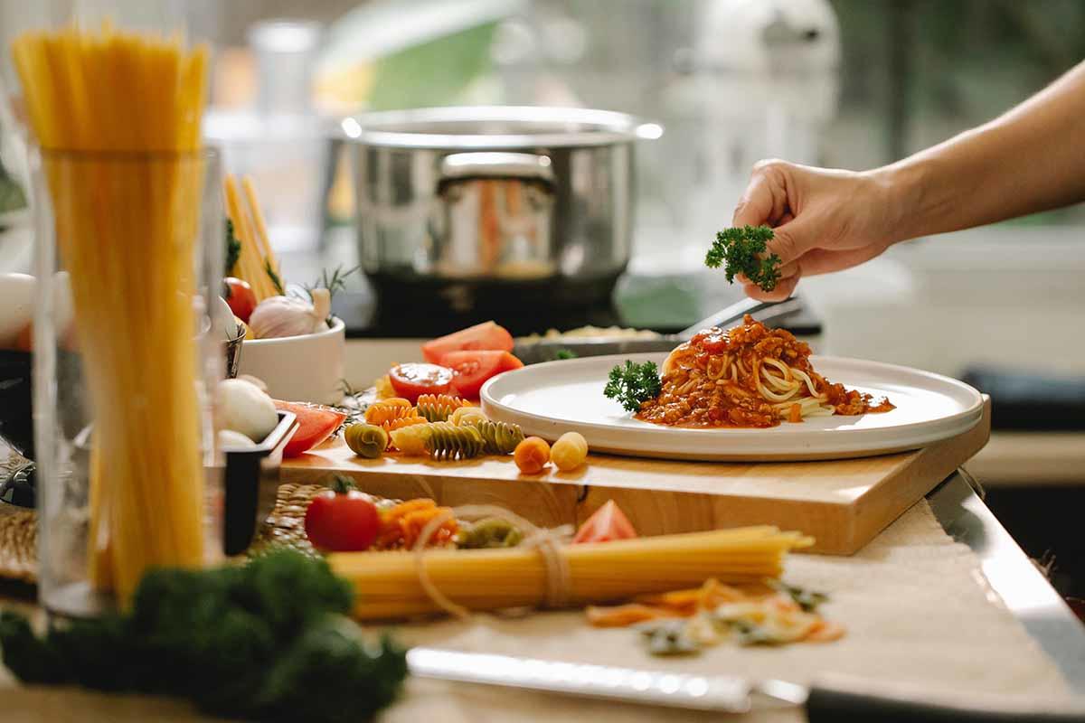 La cucina italiana racchiude sapori ma anche racconti e momenti indimenticabili da trascorrere in famiglia e con gli amici.