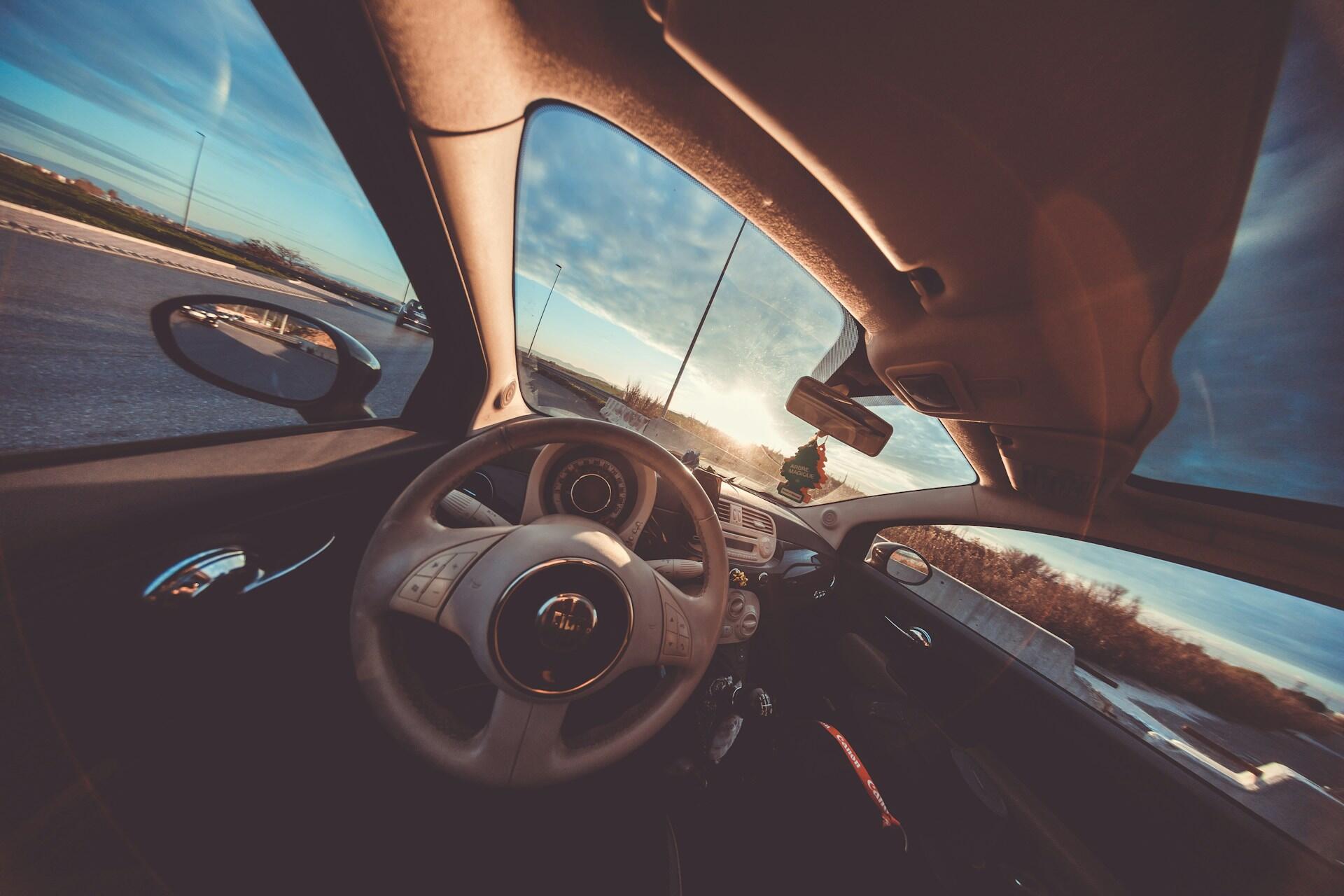 Vista dal cubicolo di una macchina.