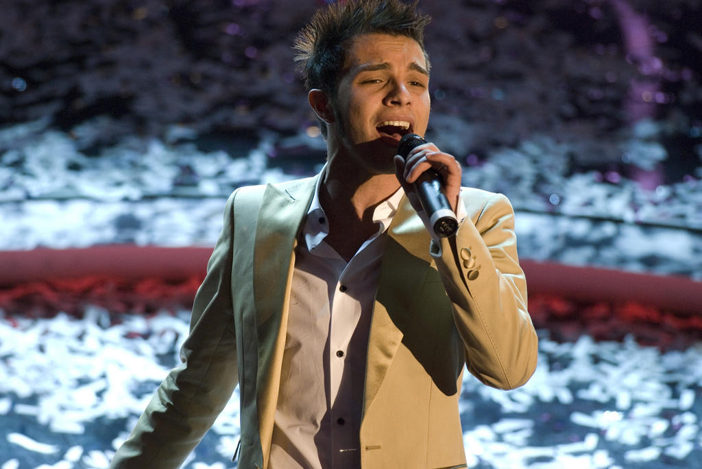 Marco Carta sul palco di Sanremo