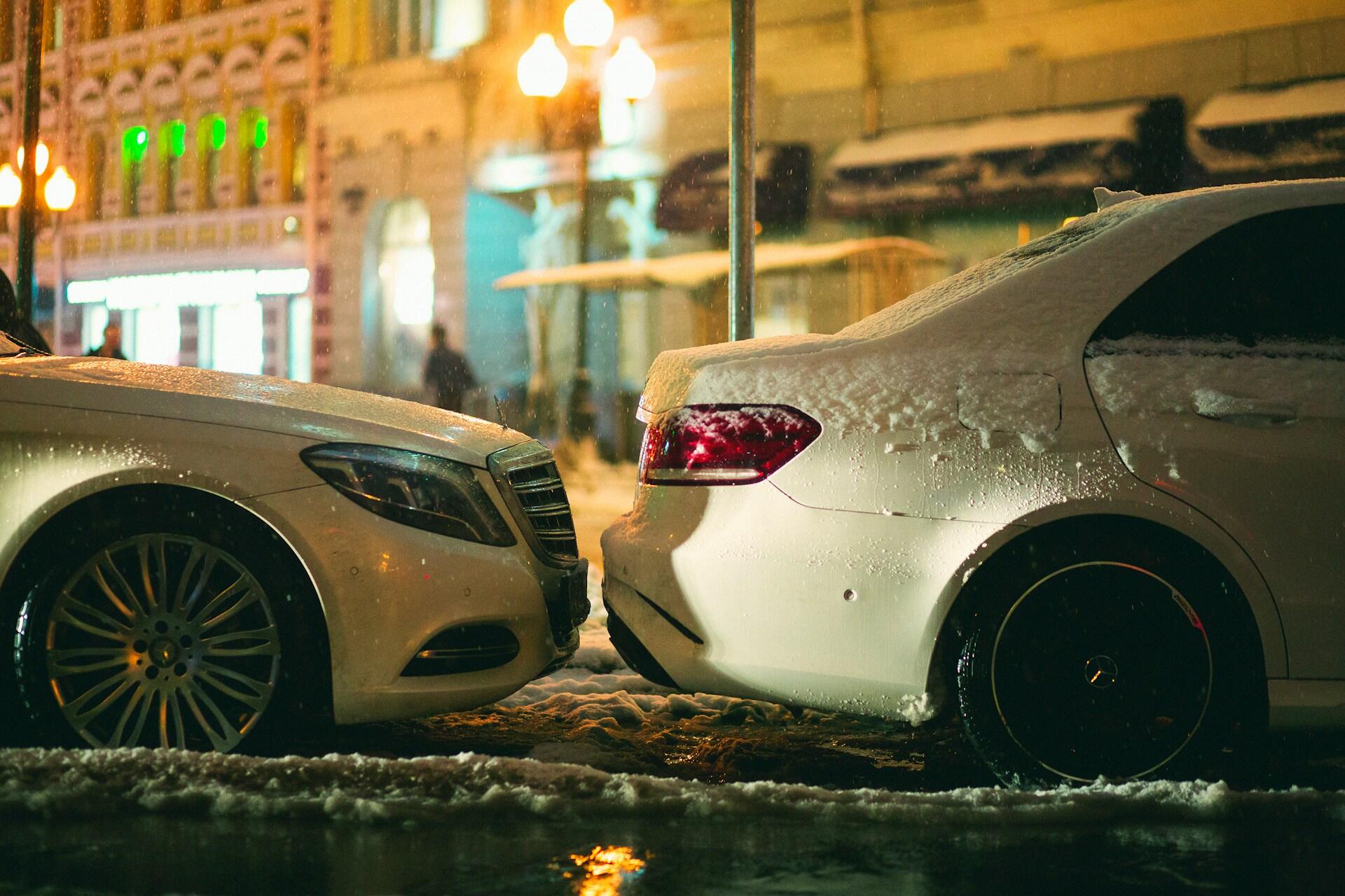 Due macchine parcheggiate molto vicine. 