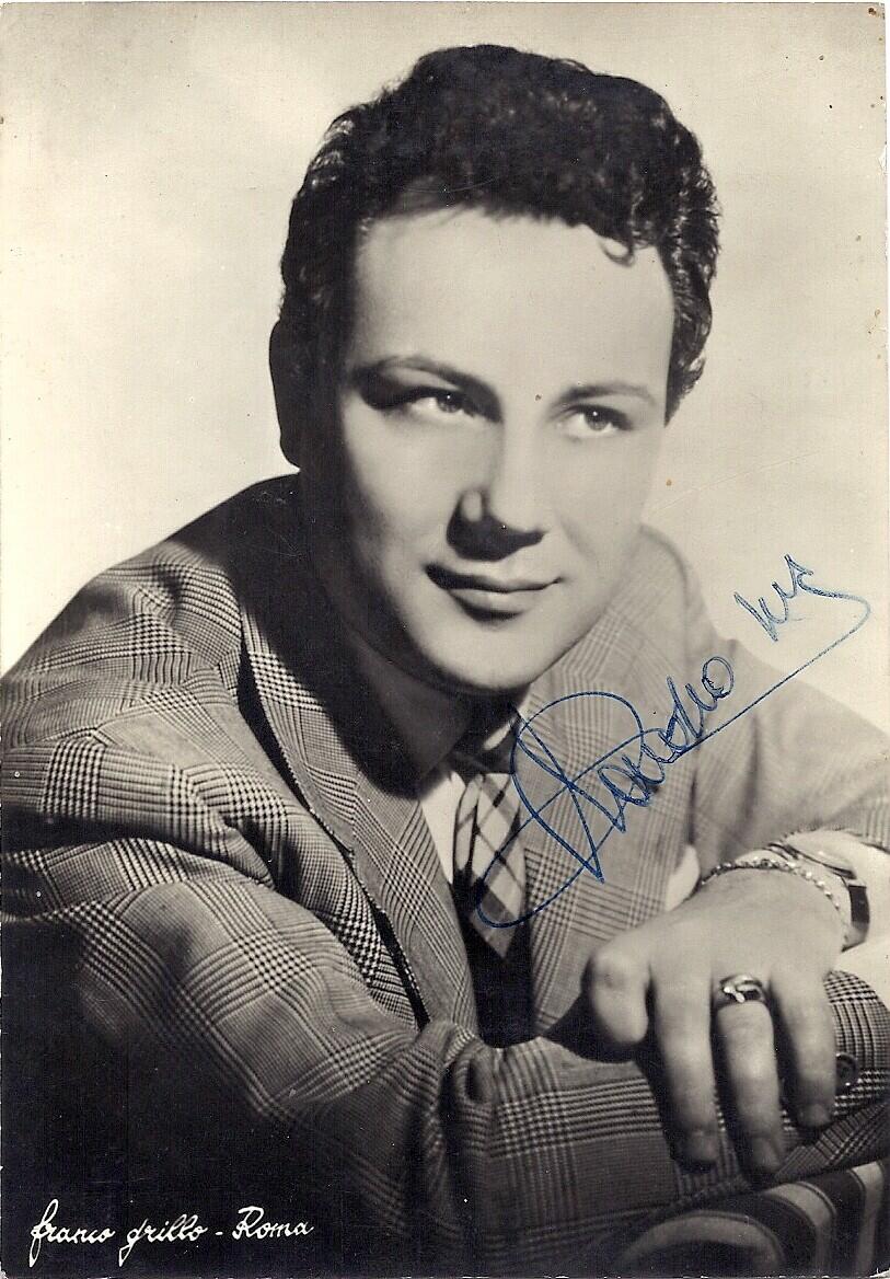 Claudio Villa, celebre cantante che si è aggiudicato ben 4 vittorie al Festival di Sanremo. 