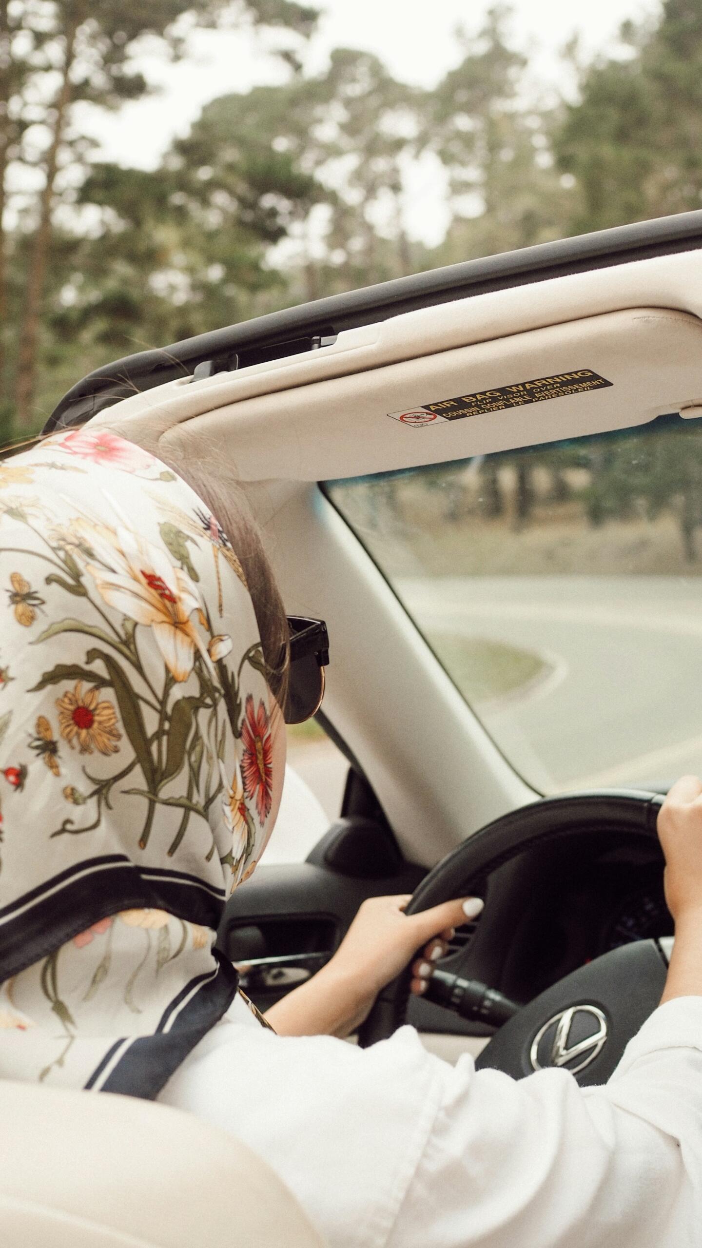 Donna guida sicura al volante dopo aver preso lezioni di guida. 