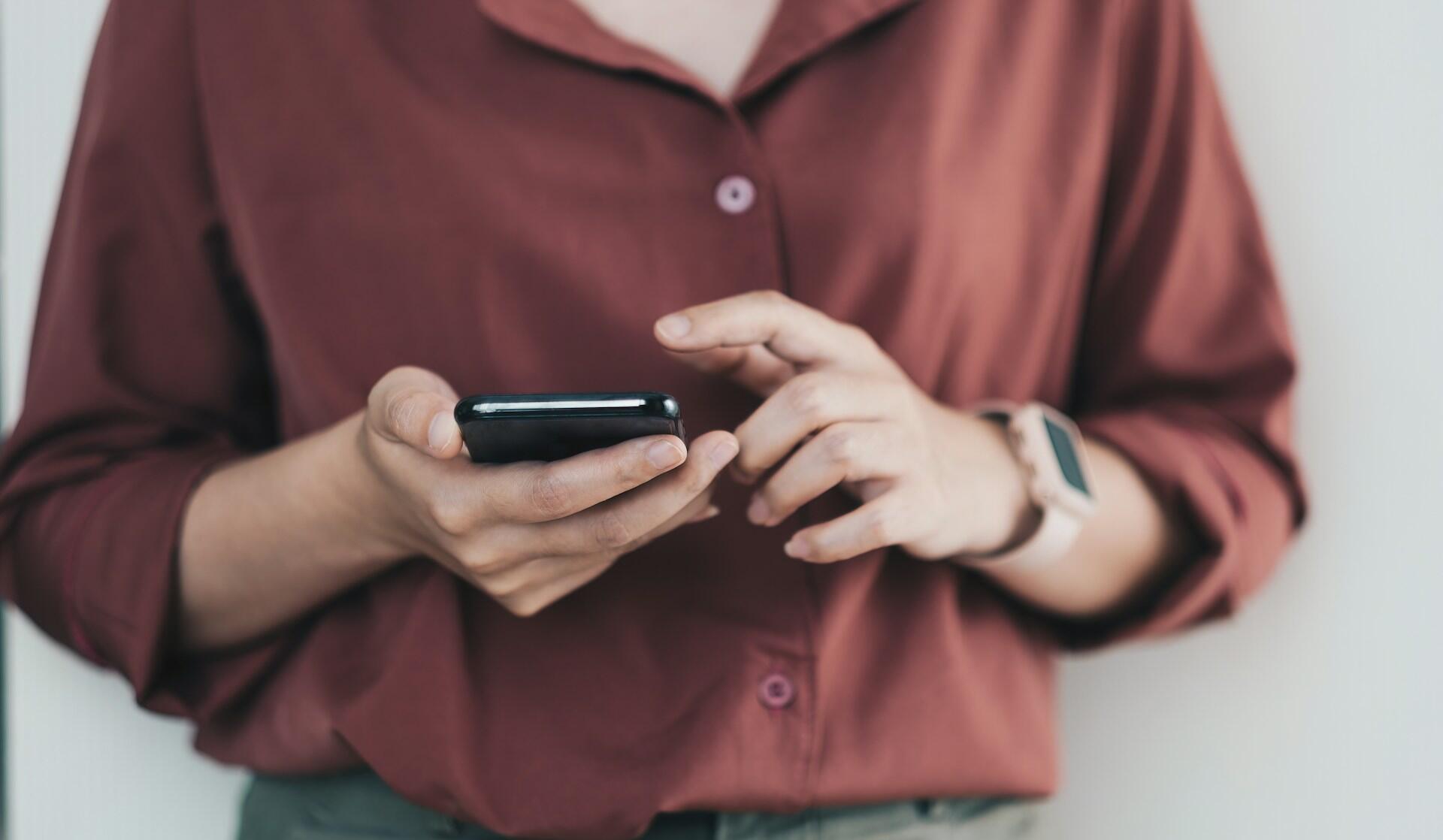 Ragazzo utilizza un dispostivo digitale per affrontare le difficoltà a leggere dislessia.