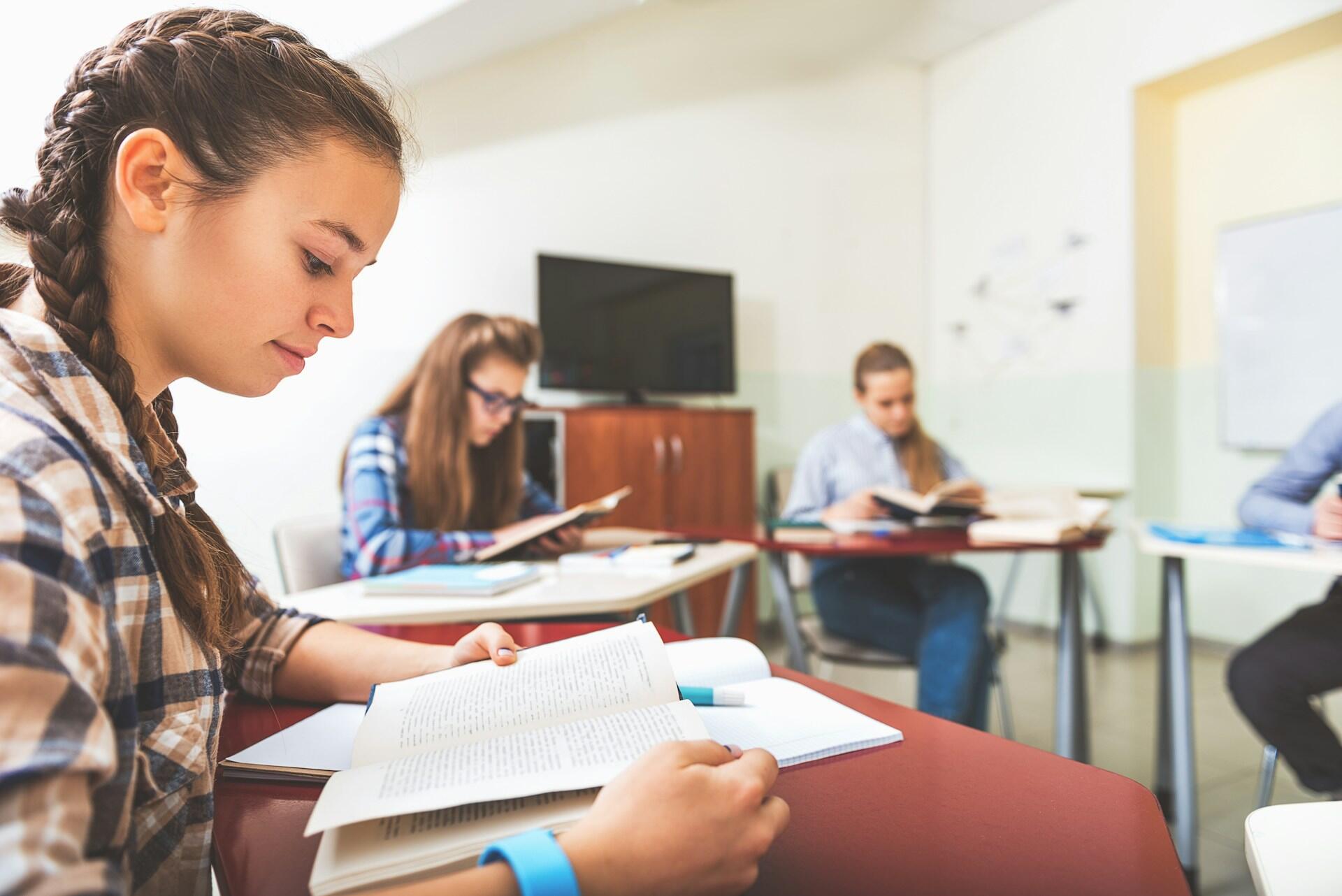 Studentessa in classe ha difficoltà a leggere dislessia.