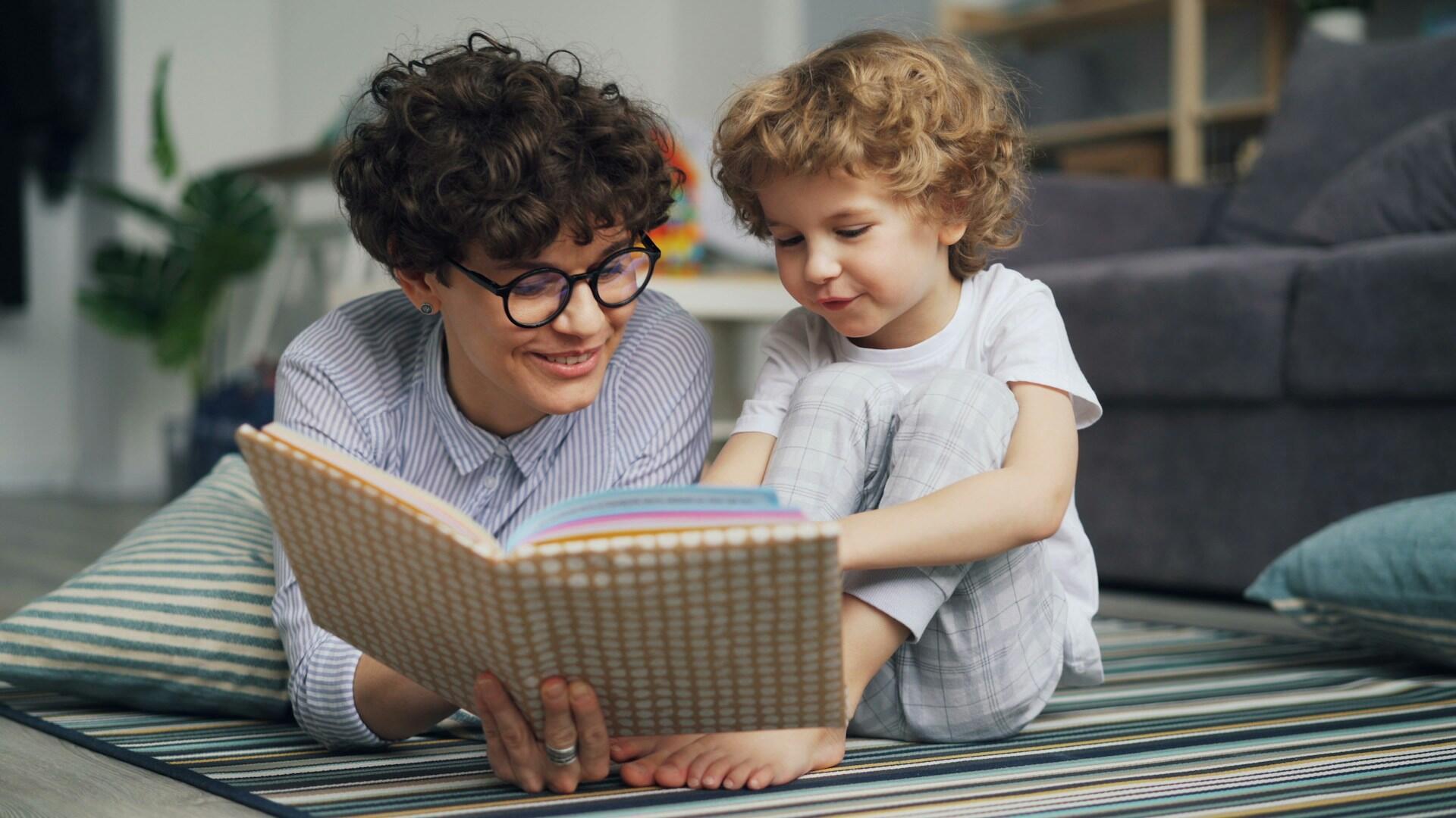 Una madre cerca i sintomi della dislessia nei bambini leggendo con il figlio.