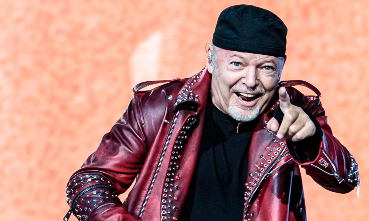 Vasco Rossi che guarda in camera con il dito indice puntato