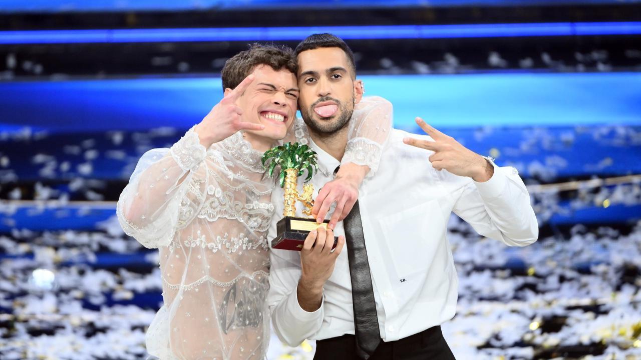 Mahmood e Blanco sul palco dell'Ariston con premio