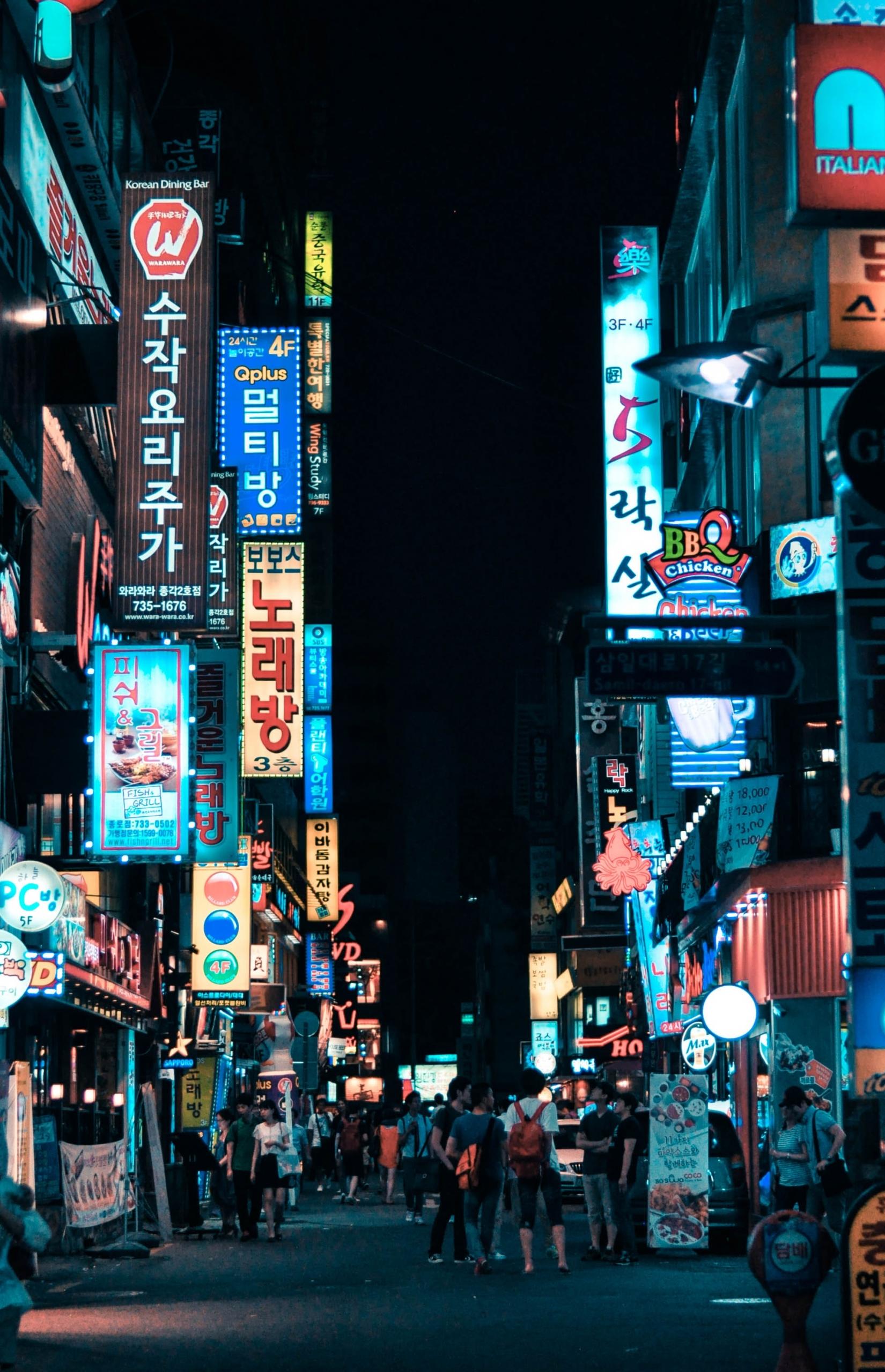 Strade di una città della Corea di notte
