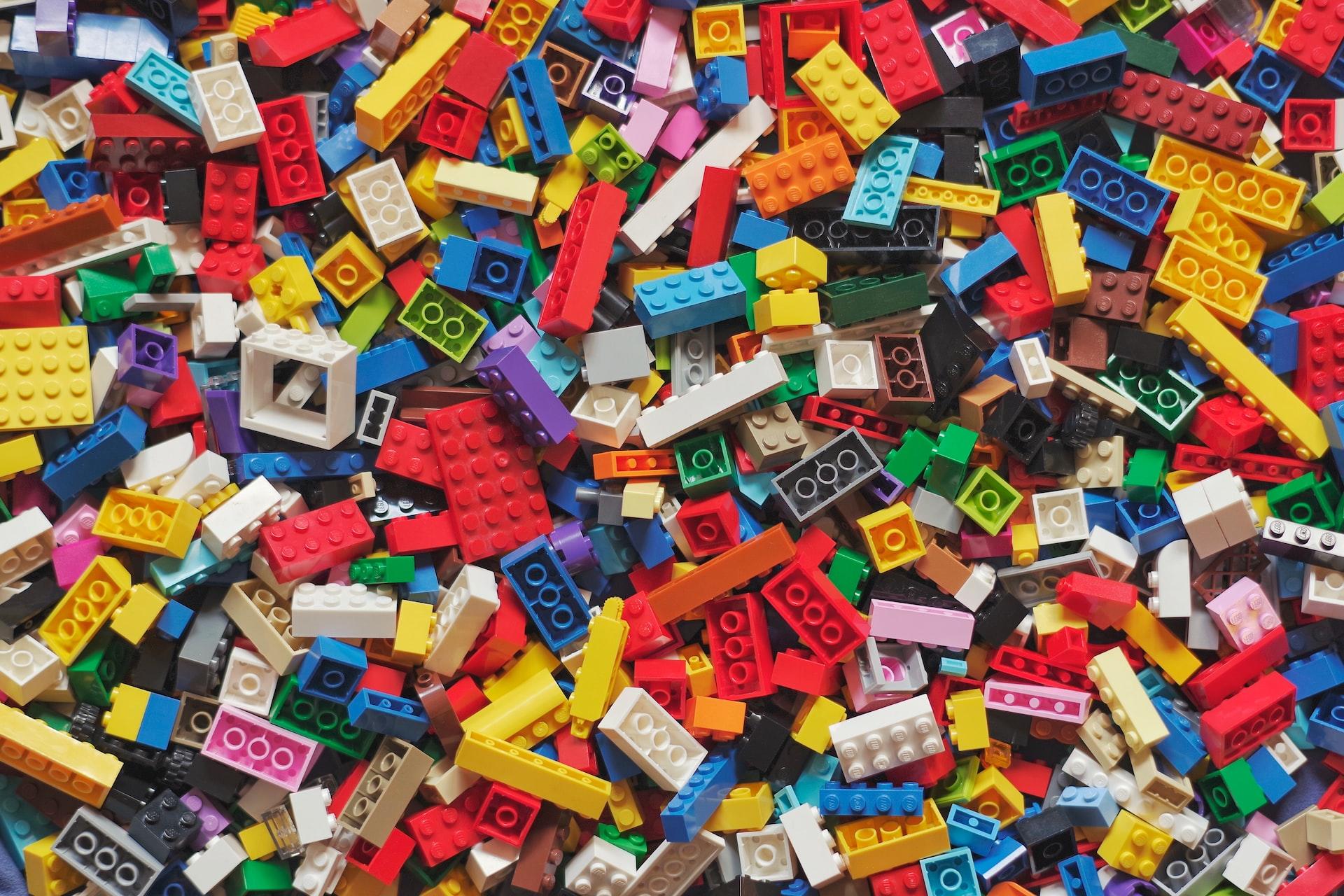Mattoncini lego colorati accatastati alla rinfusa