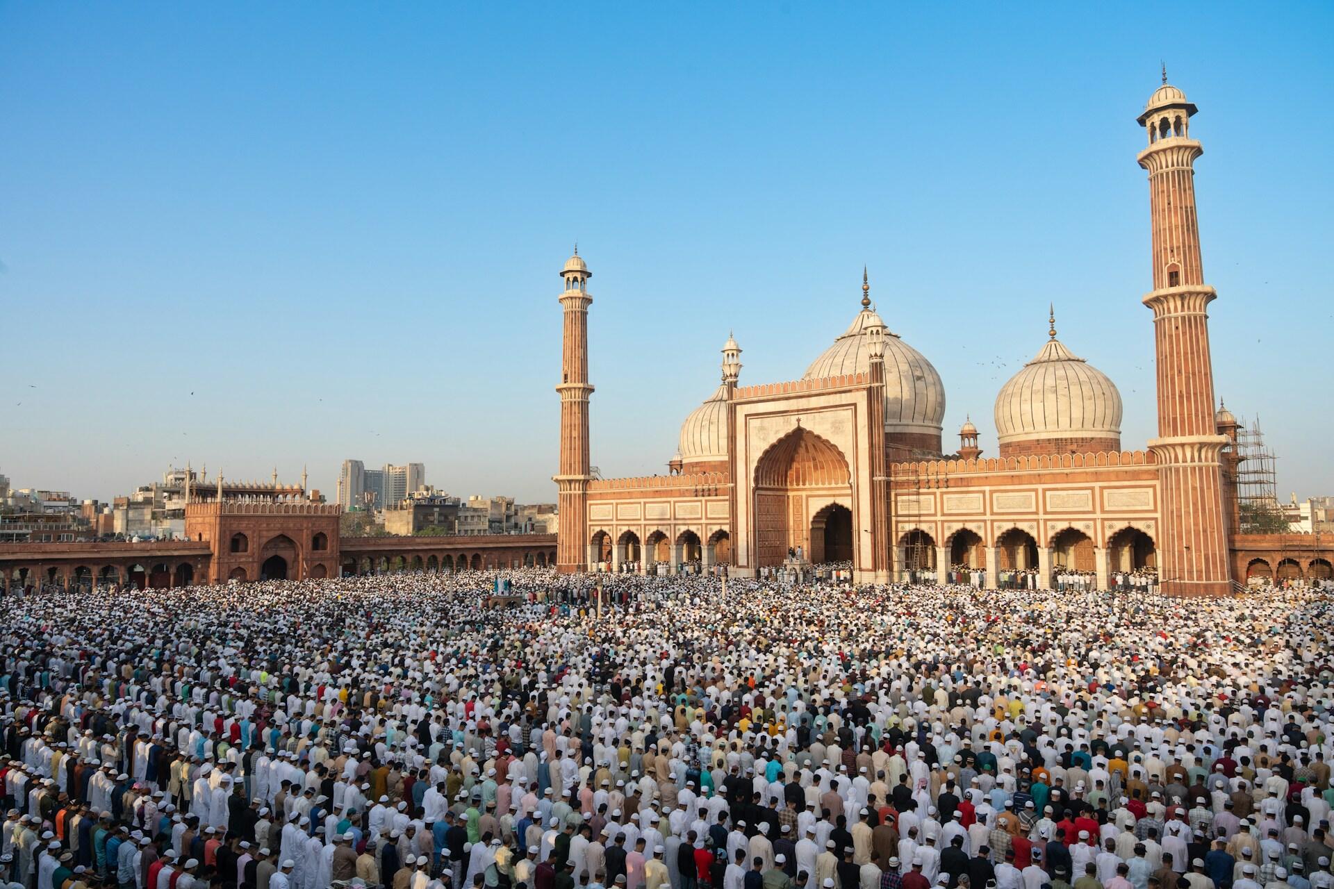 Fedeli davanti alla moschea durante il digiuno del Ramadan.