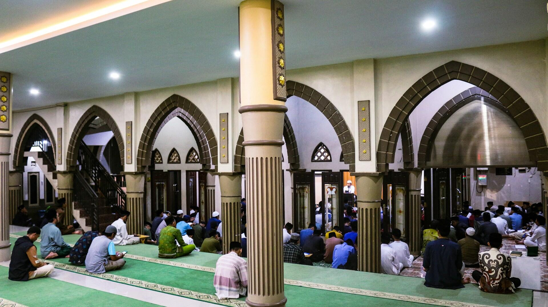 Devoti in Moschea durante il Ramadan.