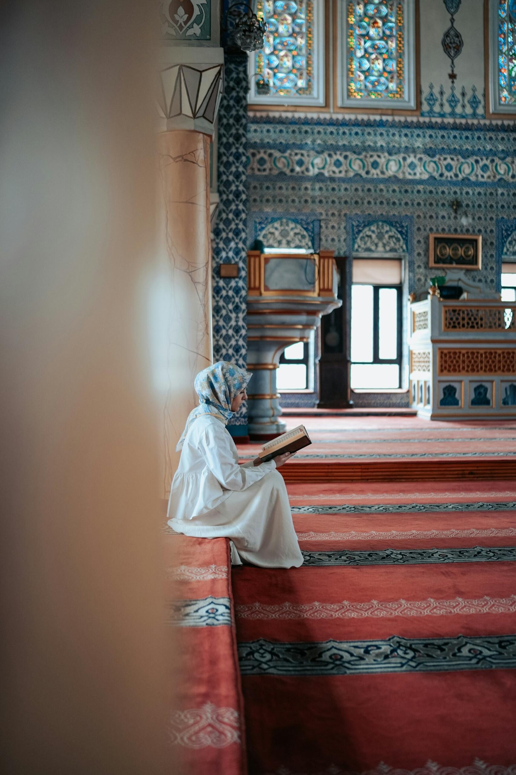 Devota legge il Corano in moschea durante il digiuno del Ramadan.