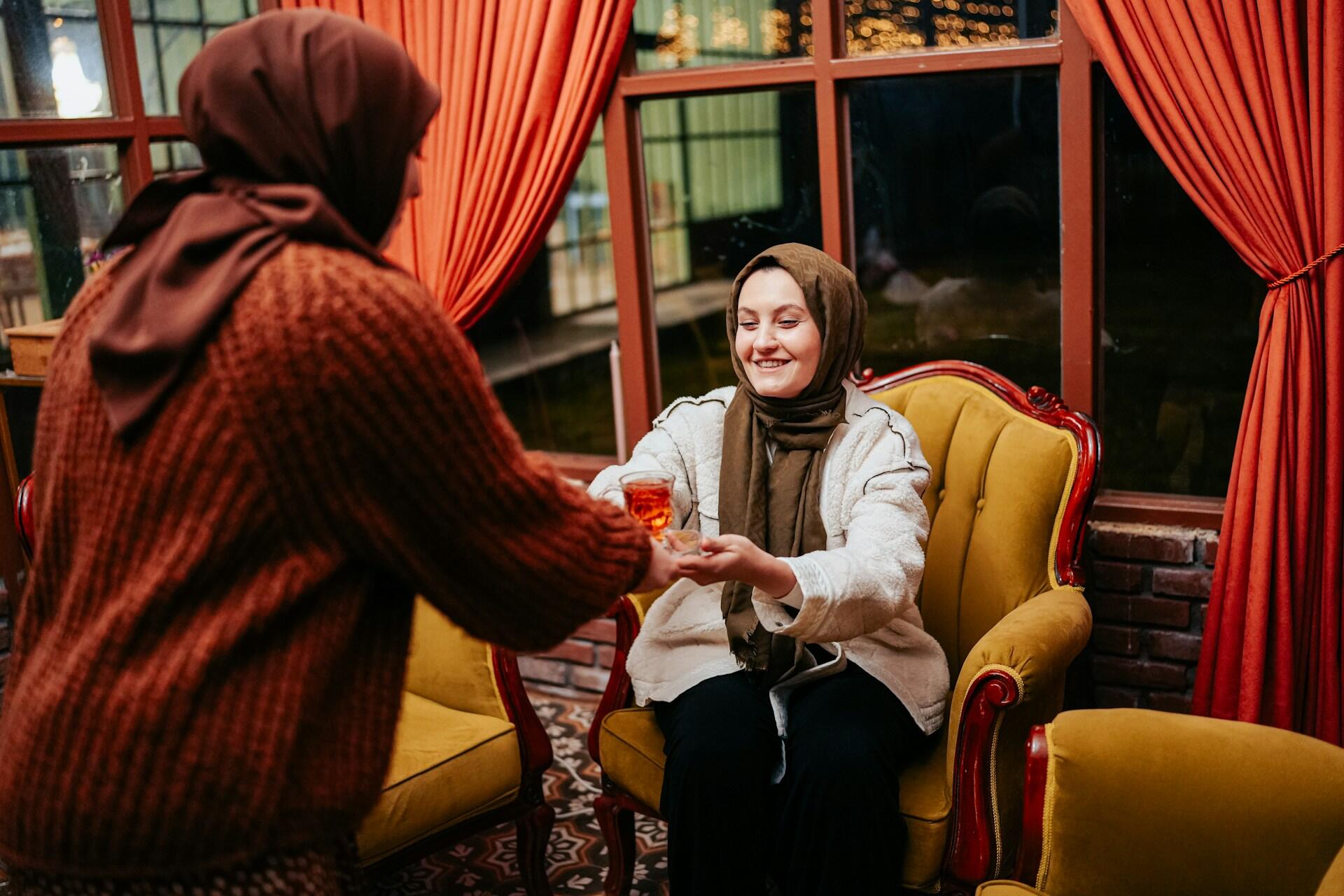 Donne musulmane bevono il tè per festeggiare la festa del Ramadan.