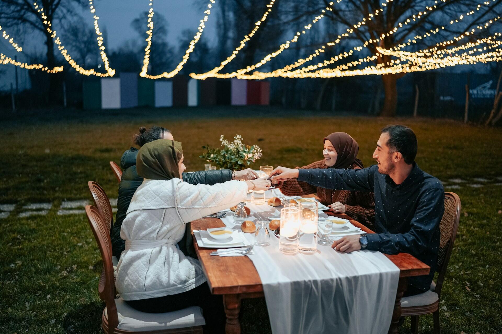 Famiglia musulmana interrompe il digiuno del Ramadan.