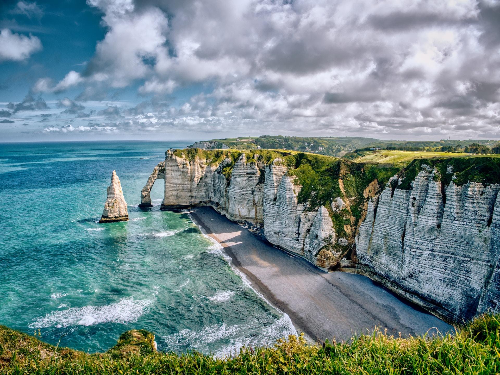 Vista della scogliera di Etretat